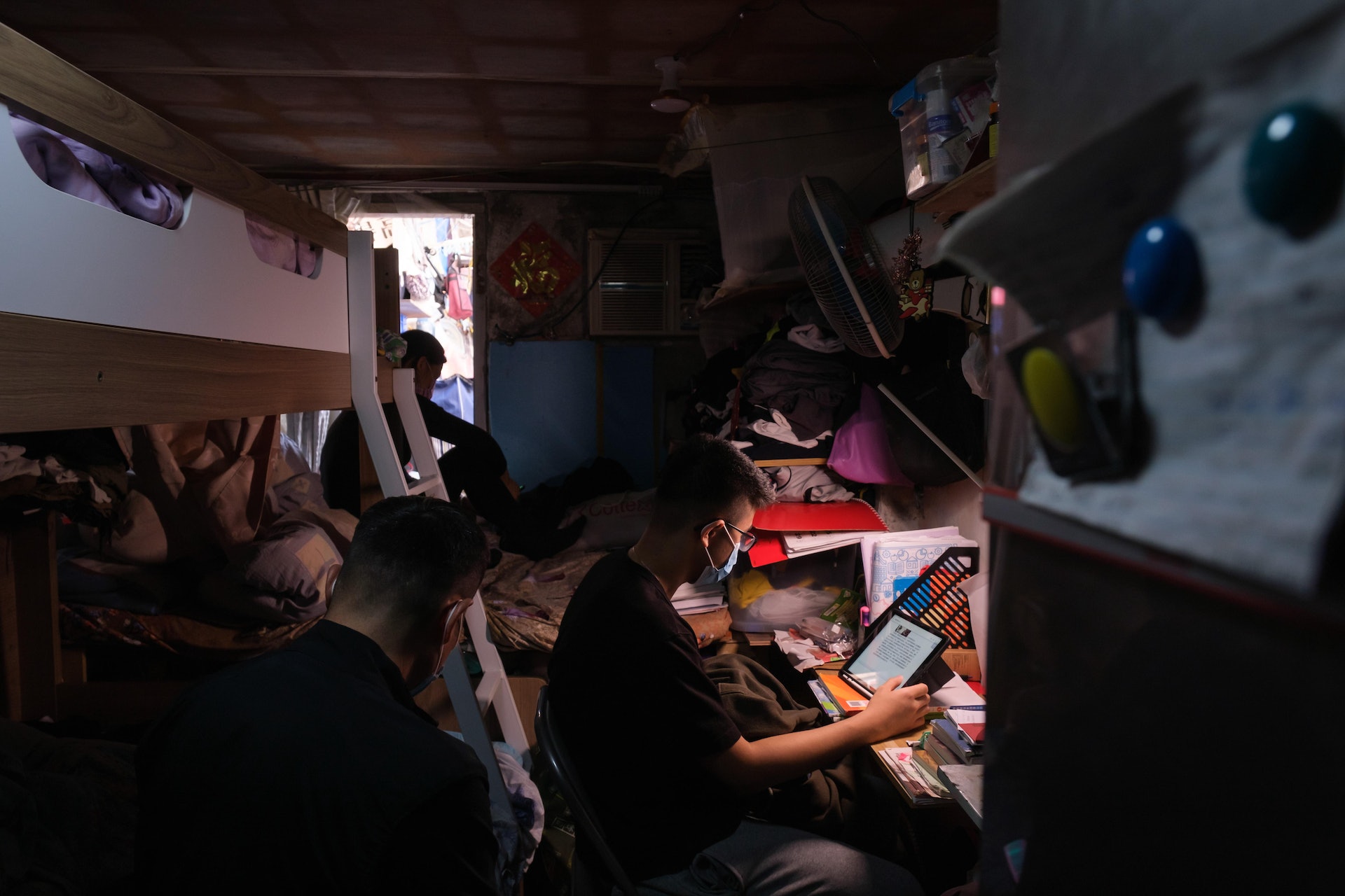 一家四口住在百餘呎的療屋劏房,只能在有限空間裡「各據一方」。(歐嘉樂攝) 一家四口住在百餘呎的療屋劏房,只能在有限空間裡「各據一方」。(歐嘉樂攝)