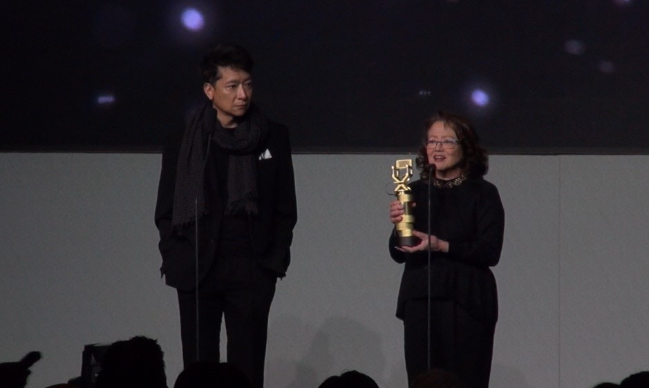 香港導演會頒發年度「最佳電影」獎予《給十九歲的我》，監製黃慧（右）與聯合導演郭偉倫（左）代表領獎，張婉婷導演則未有出席。