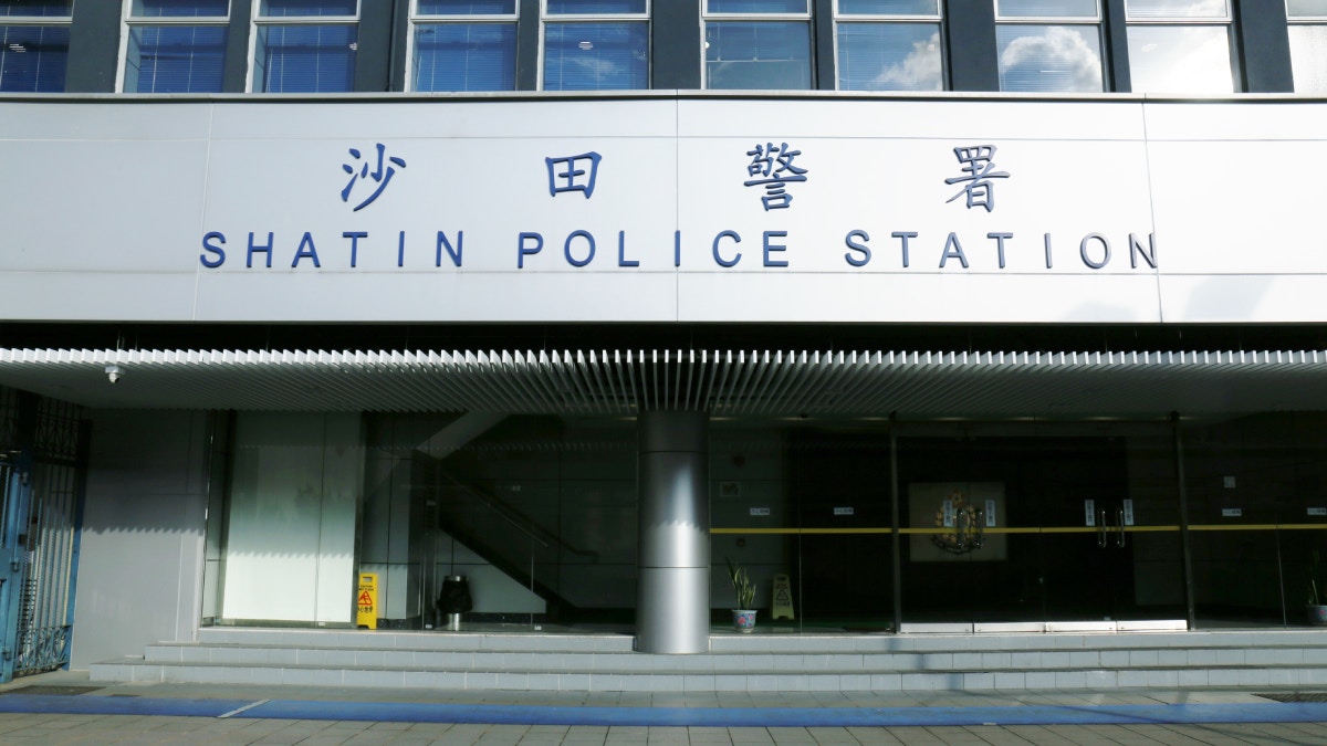 輕型貨車違規被揭牌照過期71歲男車主涉交假保險文件等3罪被捕