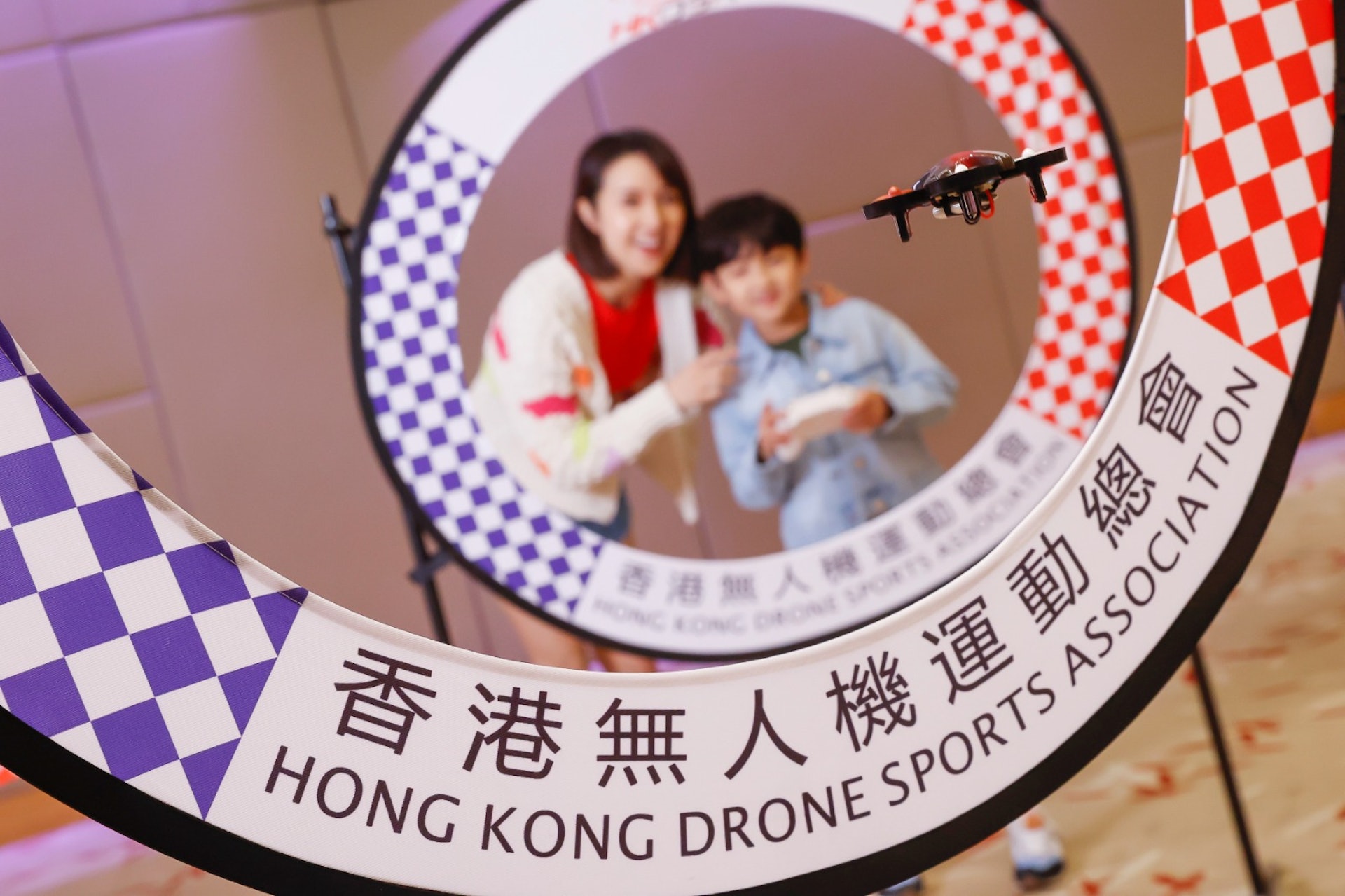 「激智無人機挑戰賽」
即場考驗大小朋友的智慧與眼界,於室內駕駛「飛」一般刺激的無人機,勇闖重重障礙,完成飛行賽道;更可體驗無人機足球運動,施展渾身解數進行比賽,將「足球」飛進對方的龍門即可贏取分數。除了操作實體無人機,參加者亦可以第一身視角,投入虛擬無人機旅程,來個極速飛馳,盡情急轉與飄移。 「激智無人機挑戰賽」
即場考驗大小朋友的智慧與眼界,於室內駕駛「飛」一般刺激的無人機,勇闖重重障礙,完成飛行賽道;更可體驗無人機足球運動,施展渾身解數進行比賽,將「足球」飛進對方的龍門即可贏取分數。除了操作實體無人機,參加者亦可以第一身視角,投入虛擬無人機旅程,來個極速飛馳,盡情急轉與飄移。