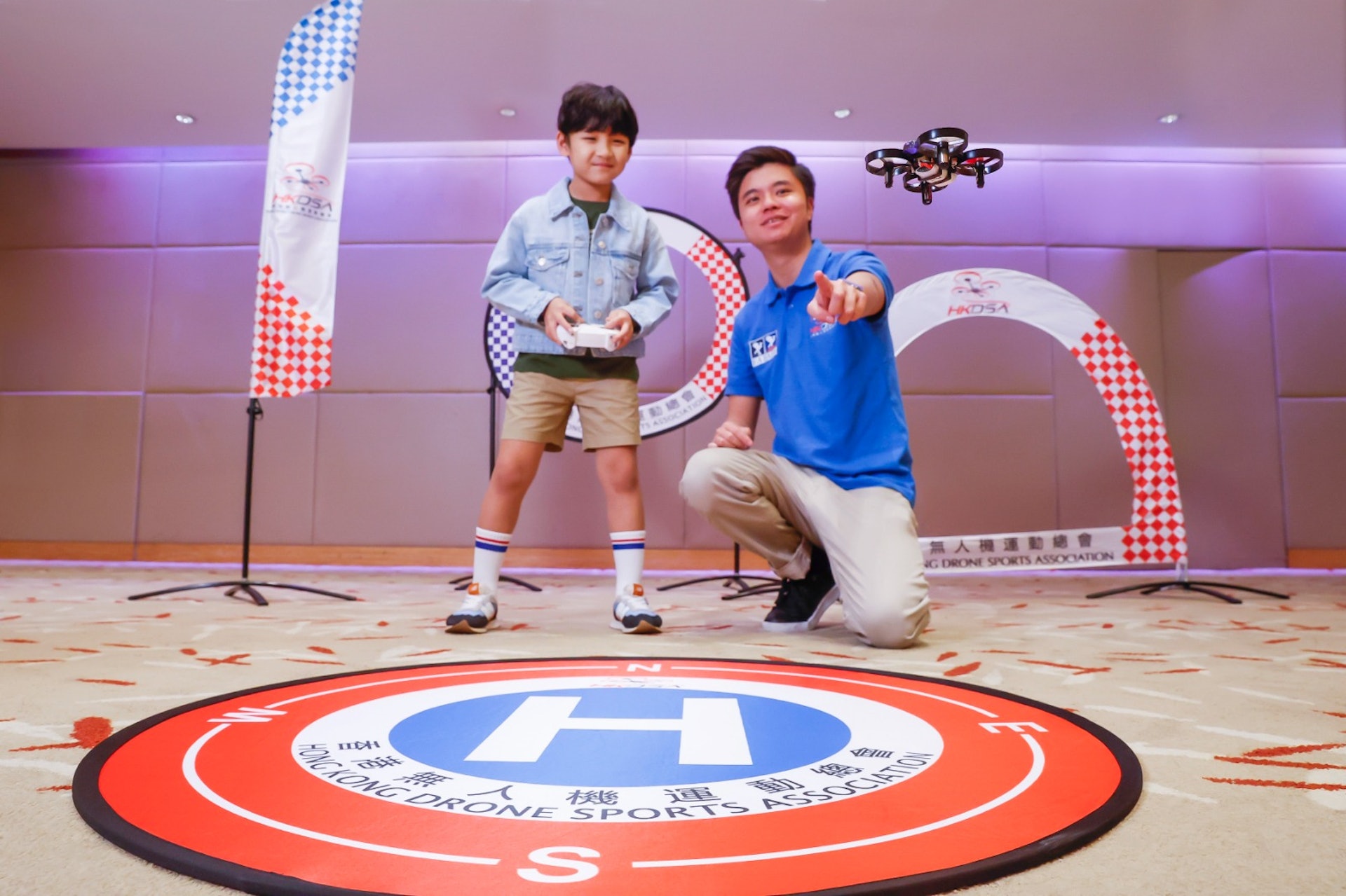 「激智無人機挑戰賽」
即場考驗大小朋友的智慧與眼界,於室內駕駛「飛」一般刺激的無人機,勇闖重重障礙,完成飛行賽道;更可體驗無人機足球運動,施展渾身解數進行比賽,將「足球」飛進對方的龍門即可贏取分數。除了操作實體無人機,參加者亦可以第一身視角,投入虛擬無人機旅程,來個極速飛馳,盡情急轉與飄移。 「激智無人機挑戰賽」
即場考驗大小朋友的智慧與眼界,於室內駕駛「飛」一般刺激的無人機,勇闖重重障礙,完成飛行賽道;更可體驗無人機足球運動,施展渾身解數進行比賽,將「足球」飛進對方的龍門即可贏取分數。除了操作實體無人機,參加者亦可以第一身視角,投入虛擬無人機旅程,來個極速飛馳,盡情急轉與飄移。