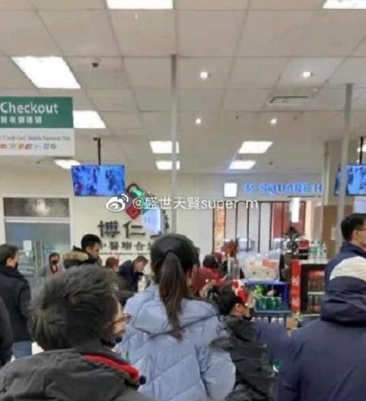 照片中，王祖賢身穿藍色的羽絨外套，綁起馬尾在超市的人群中排隊等待結帳，從背影完全看不出來是王祖賢。（微博@盛事天賢）