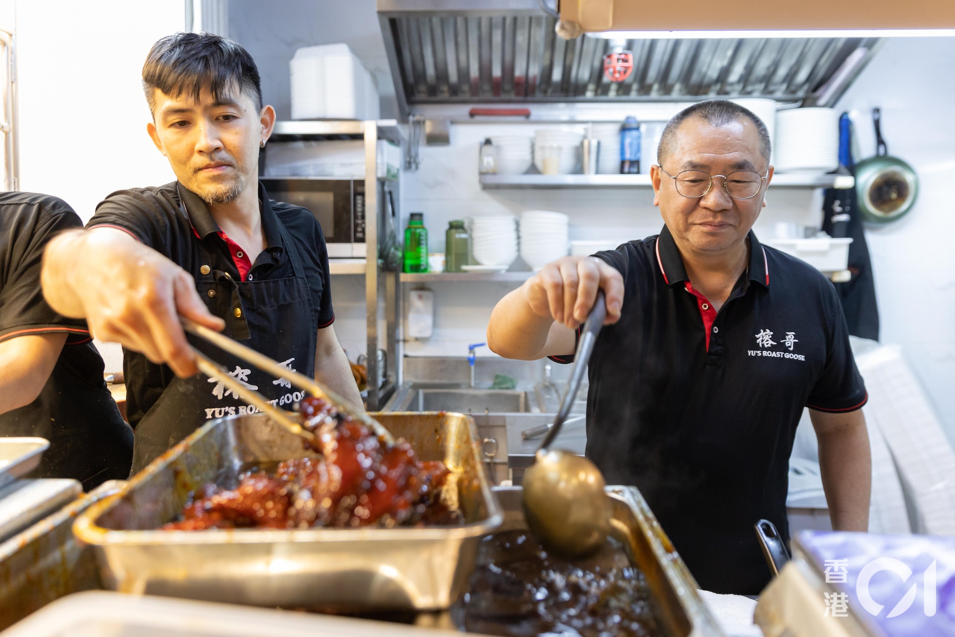 「榕哥陳皮燒鵝」老闆之一伍祖榕與伙計打成一片,不時落手落腳出餐、斬出爐燒鵝。(張浩維攝) 「榕哥陳皮燒鵝」老闆之一伍祖榕與伙計打成一片,不時落手落腳出餐、斬出爐燒鵝。(張浩維攝)