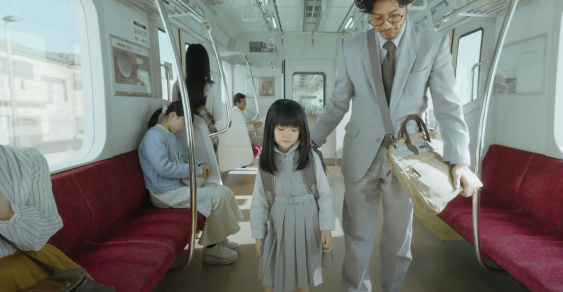 日本鐵路近日釋出紀念廣告,短短2分28秒的影片拍出父女12年的光陰。(YouTube@相鉄グループ公式影片截圖) 日本鐵路近日釋出紀念廣告,短短2分28秒的影片拍出父女12年的光陰。(YouTube@相鉄グループ公式影片截圖)