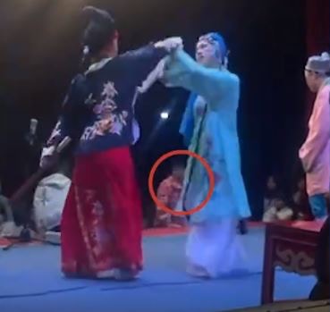 大妈看潮剧入戏太深，竟上台劝架！演员当场傻眼：第一次遇见（组图/视频） - 2