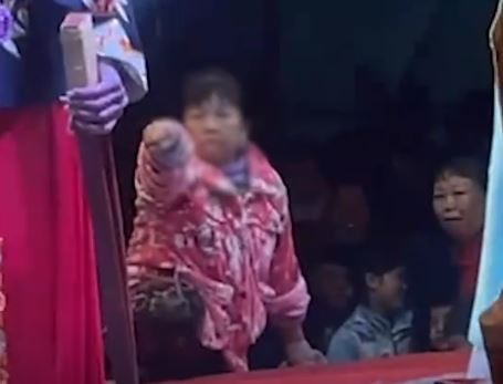 大妈看潮剧入戏太深，竟上台劝架！演员当场傻眼：第一次遇见（组图/视频） - 3