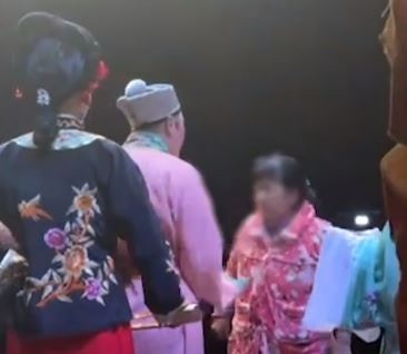 大妈看潮剧入戏太深，竟上台劝架！演员当场傻眼：第一次遇见（组图/视频） - 4