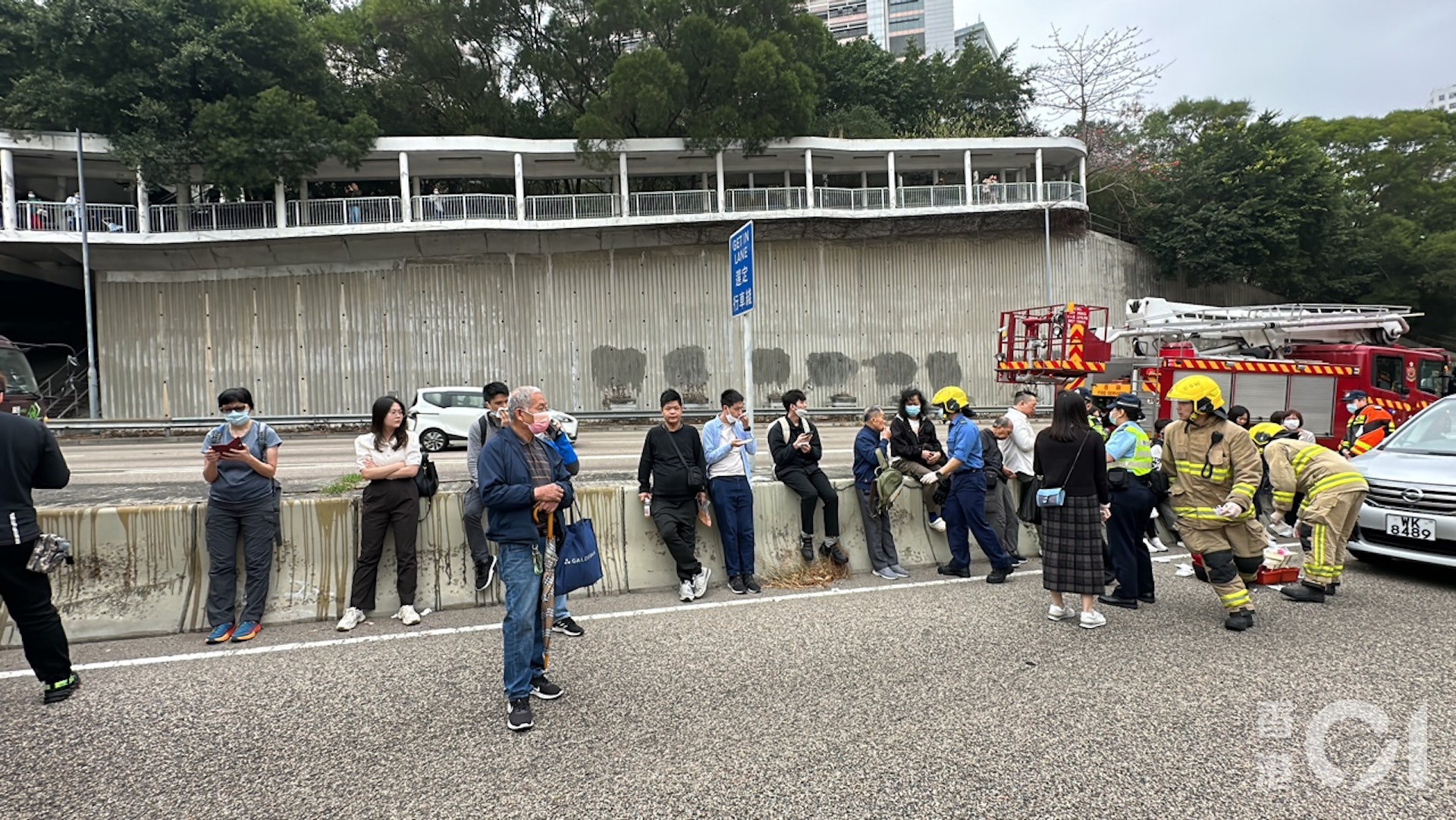 大批乘客在路邊待援。(馬耀文攝) 大批乘客在路邊待援。(馬耀文攝)