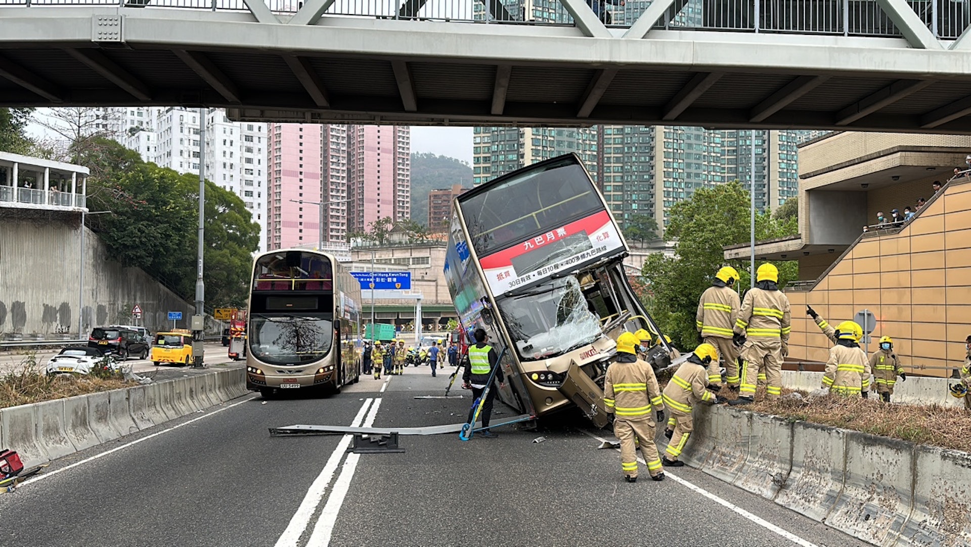 巴士左邊車頭損毀,擋風玻璃甩脫。(馬耀文攝) 巴士左邊車頭損毀,擋風玻璃甩脫。(馬耀文攝)