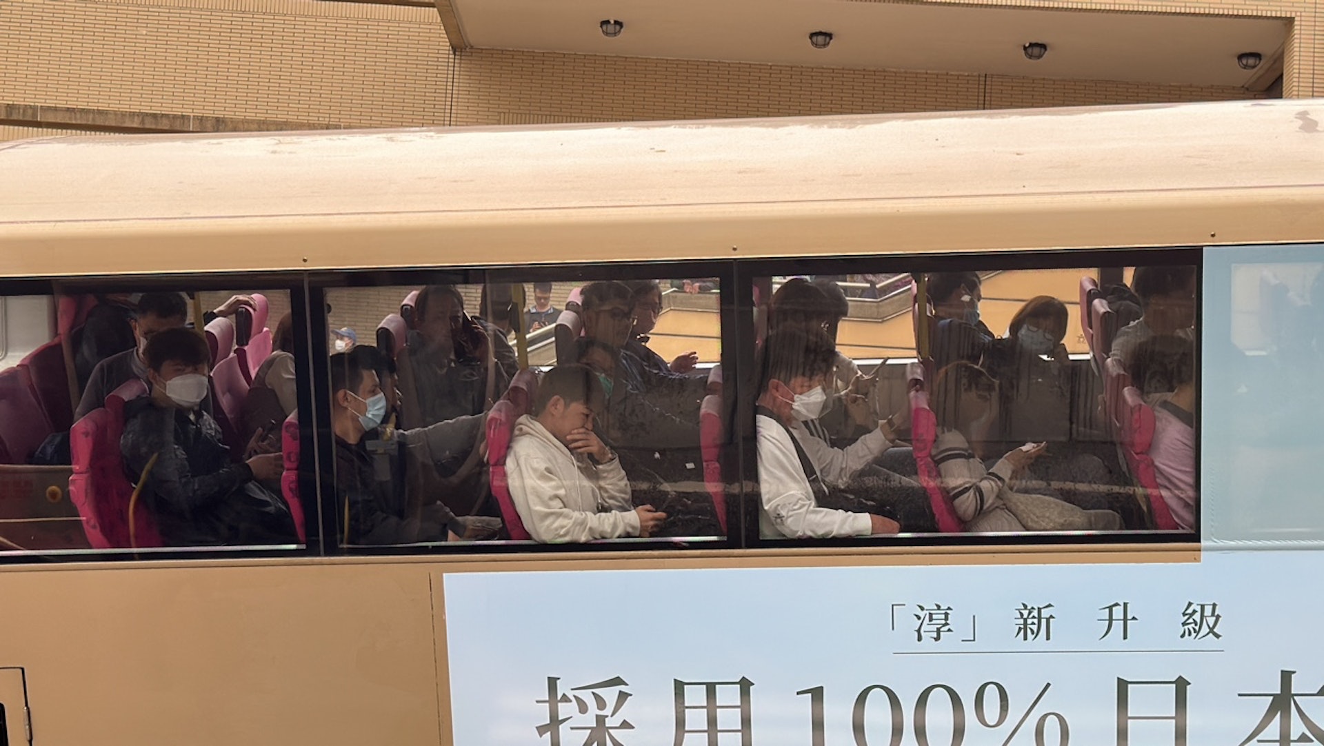 上層約20名乘客一度待救。(馬耀文攝) 上層約20名乘客一度待救。(馬耀文攝)