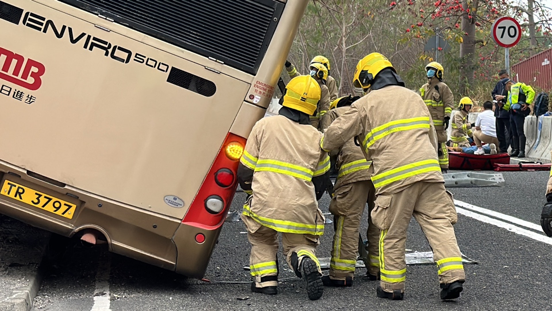 消防員用工具固定巴士車身。（馬耀文攝）