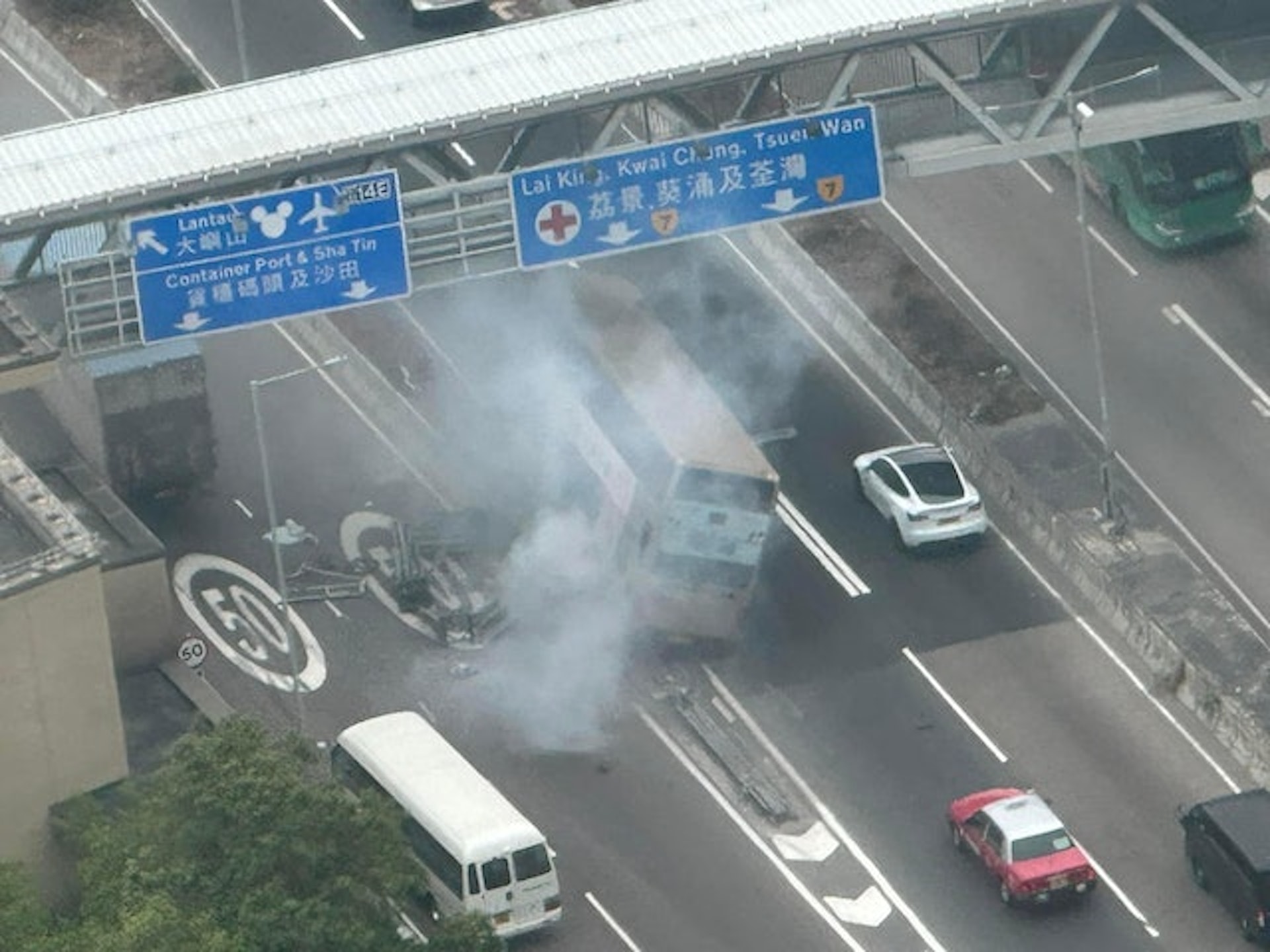 網上流傳照片，顯示巴士左邊車身剷上石壆傾側，支架散落路面，巴士旁更有白煙冒出。（fb群組車cam L（香港群組）圖片）