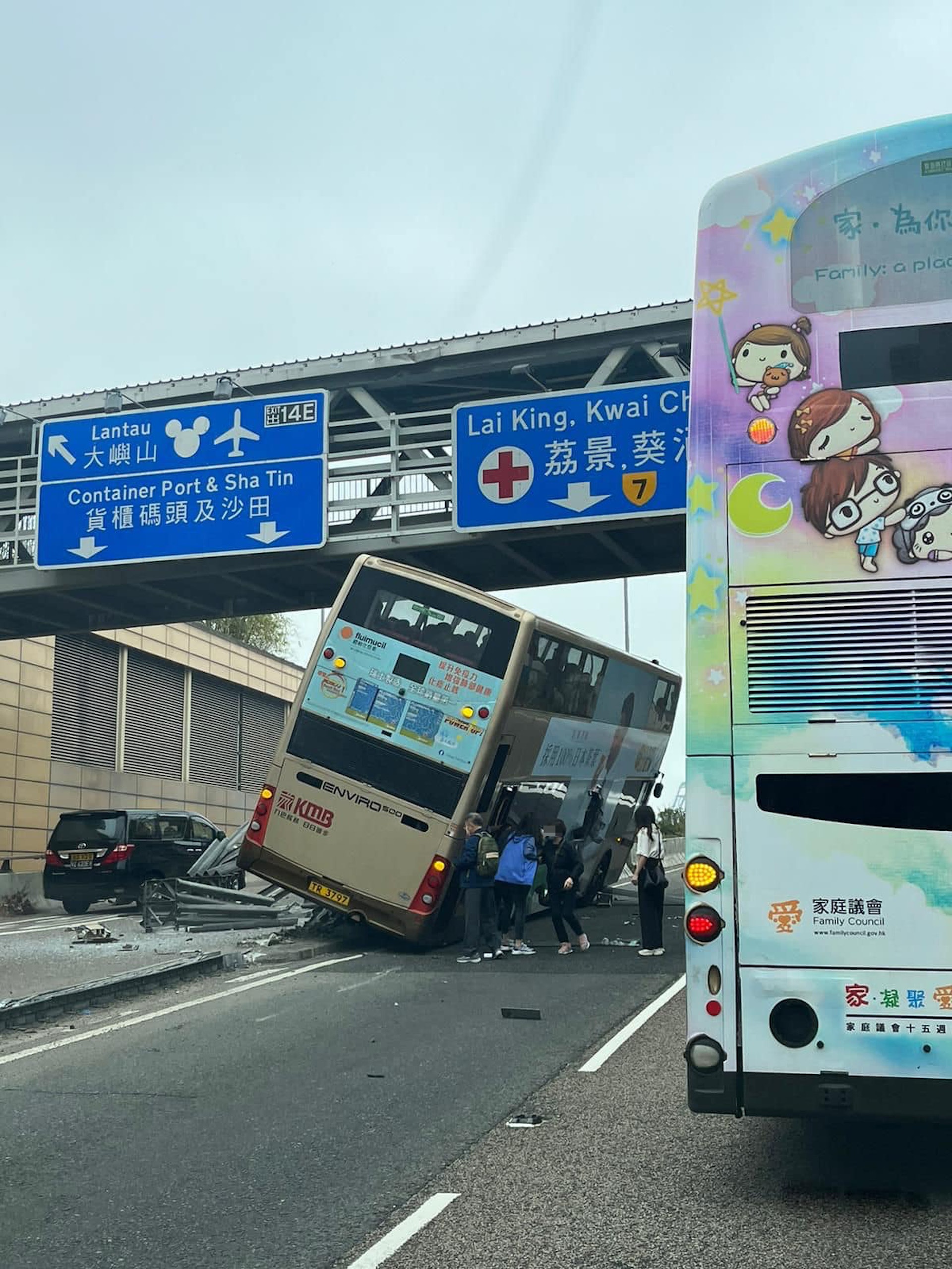 本港網上多個群組、討論區廣傳一張意外後現場環境照片,見到部份已下車乘客則站在巴士逃生門附近協助其他乘客離開。(網上圖片) 本港網上多個群組、討論區廣傳一張意外後現場環境照片,見到部份已下車乘客則站在巴士逃生門附近協助其他乘客離開。(網上圖片)