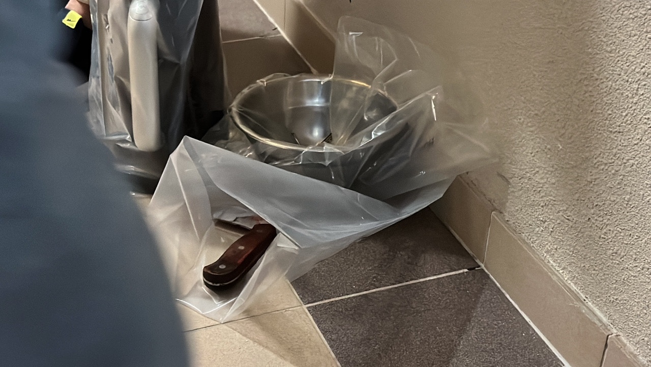 警員檢走菜刀和盛水的器皿。(馬耀文攝) 警員檢走菜刀和盛水的器皿。(馬耀文攝)