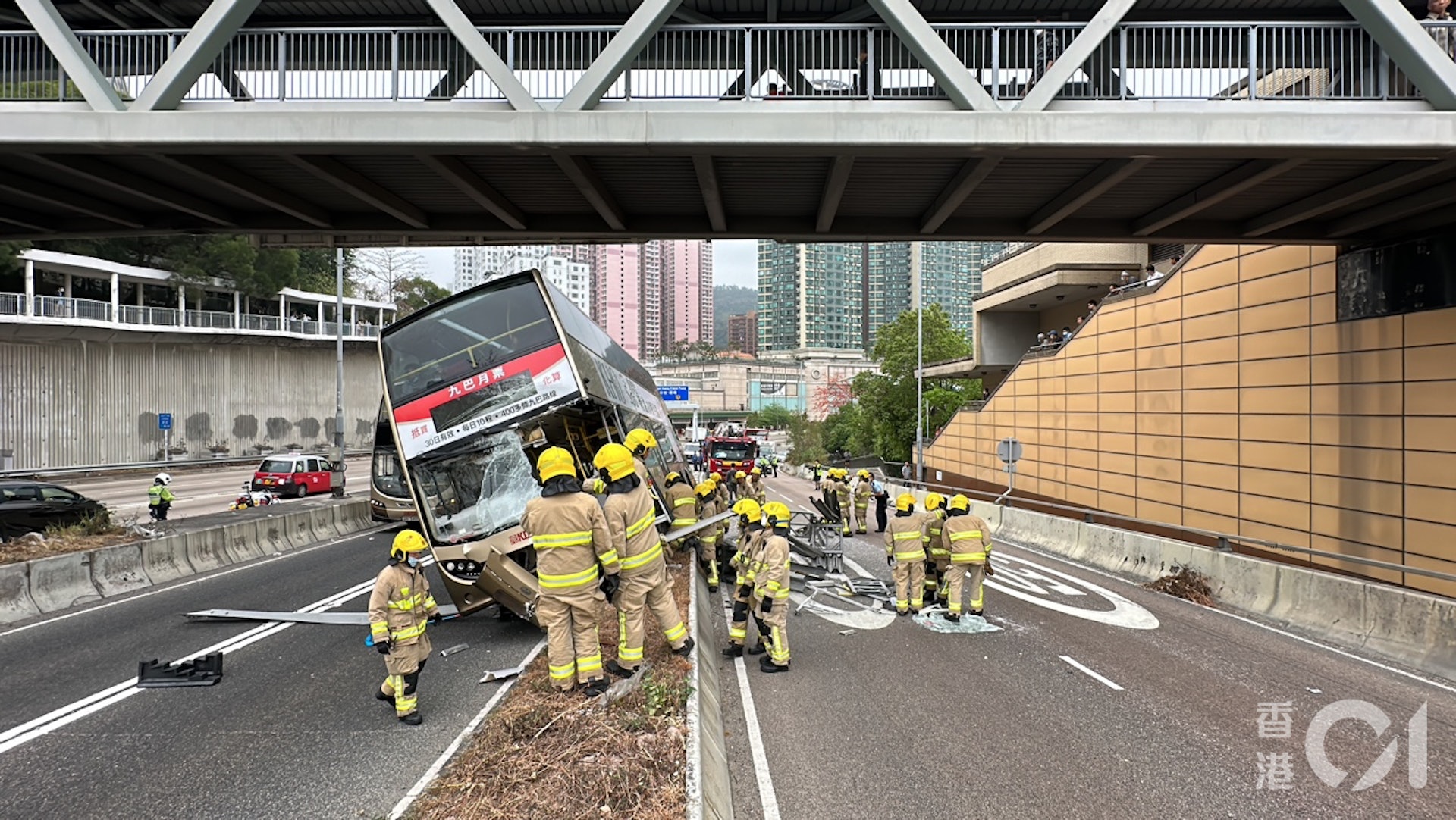 長沙灣呈祥道今早有巴士失事撞壆傾側,連同巴士車長,全車約77人,當中上層55名乘客一度被困。(馬耀文攝) 長沙灣呈祥道今早有巴士失事撞壆傾側,連同巴士車長,全車約77人,當中上層55名乘客一度被困。(馬耀文攝)