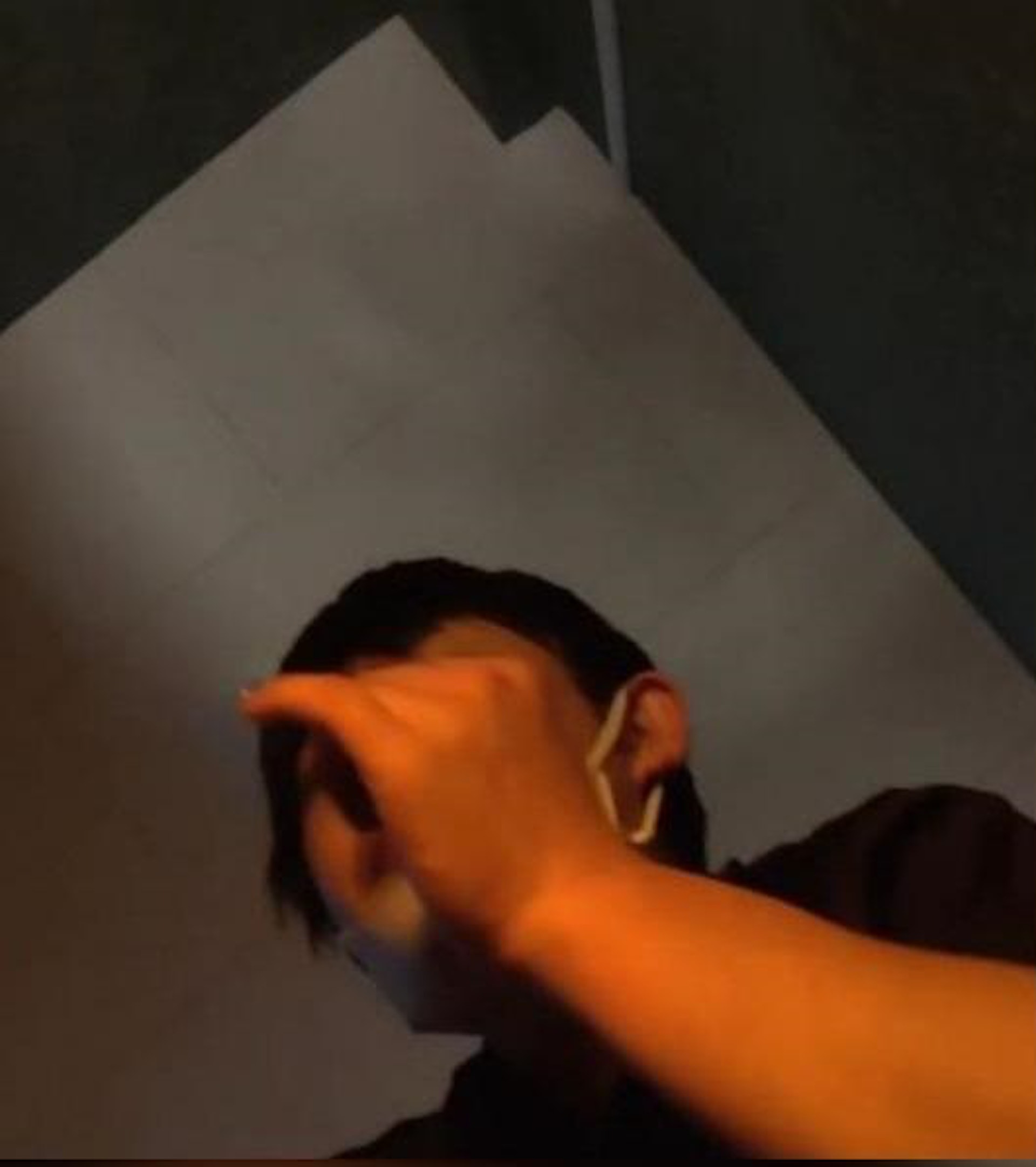 直播主「狂暴小建」赴日按摩,竟發現師傅挖鼻屎吸吮,畫面超噁。(Twitch / @狂暴小建) 直播主「狂暴小建」赴日按摩,竟發現師傅挖鼻屎吸吮,畫面超噁。(Twitch / @狂暴小建)