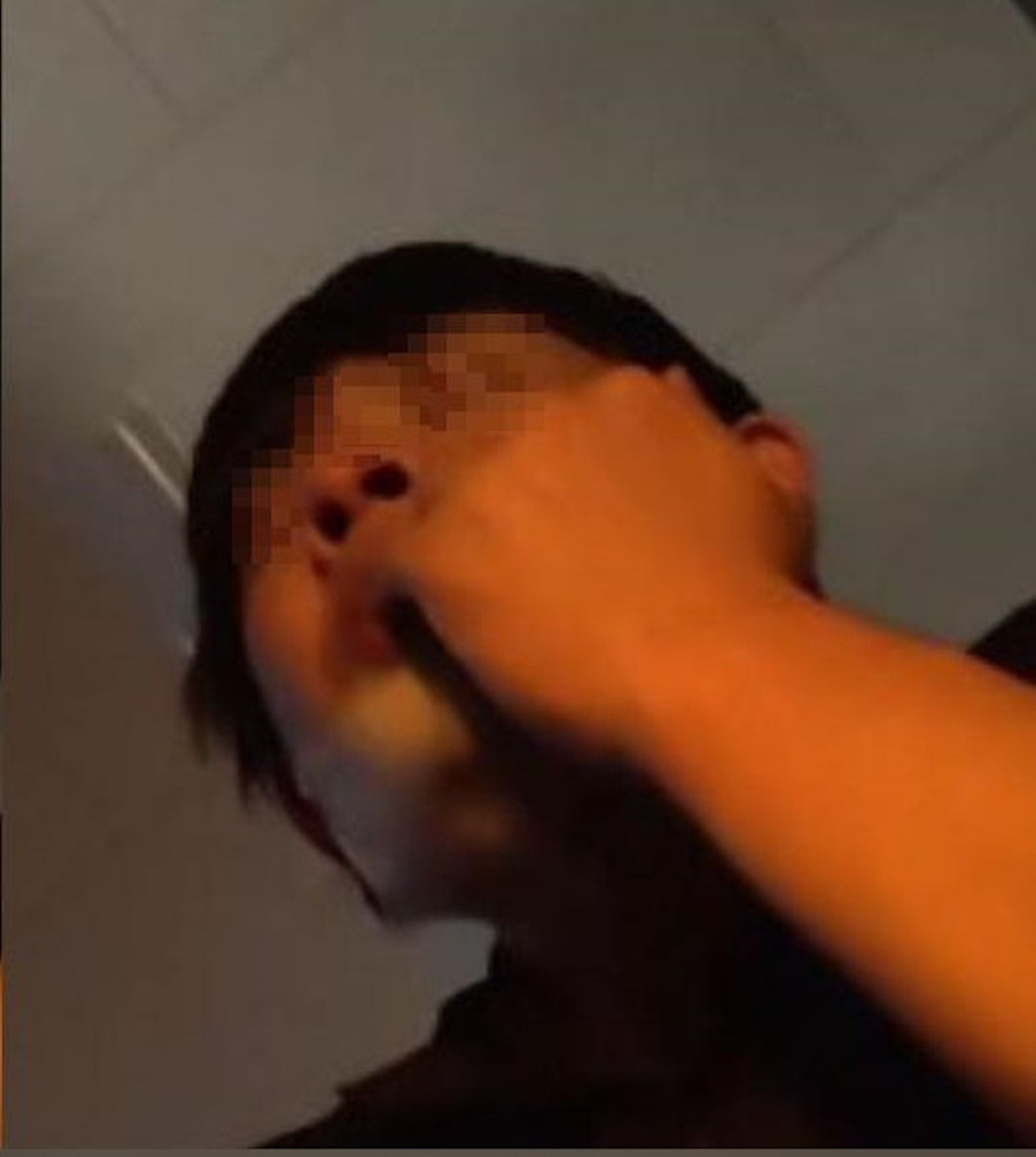 直播主「狂暴小建」赴日按摩,竟發現師傅挖鼻屎吸吮,畫面超噁。(Twitch / @狂暴小建) 直播主「狂暴小建」赴日按摩,竟發現師傅挖鼻屎吸吮,畫面超噁。(Twitch / @狂暴小建)