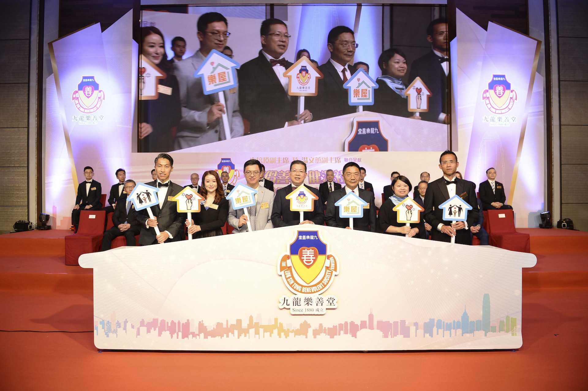 主禮嘉賓郭長勇副部長(右三)及何啟明副局長(左三)與九龍樂善堂主席團一同主持啟動儀式。 主禮嘉賓郭長勇副部長(右三)及何啟明副局長(左三)與九龍樂善堂主席團一同主持啟動儀式。