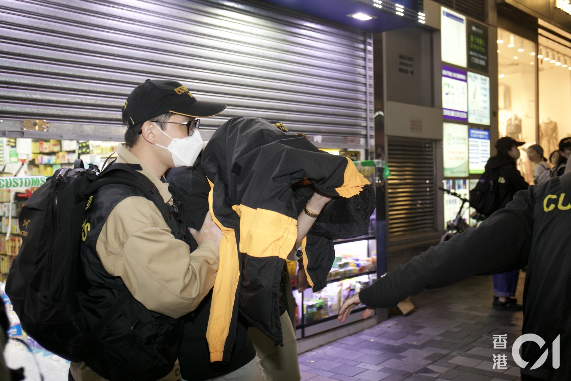 海關拘捕兩人。(左朗星攝) 海關拘捕兩人。(左朗星攝)