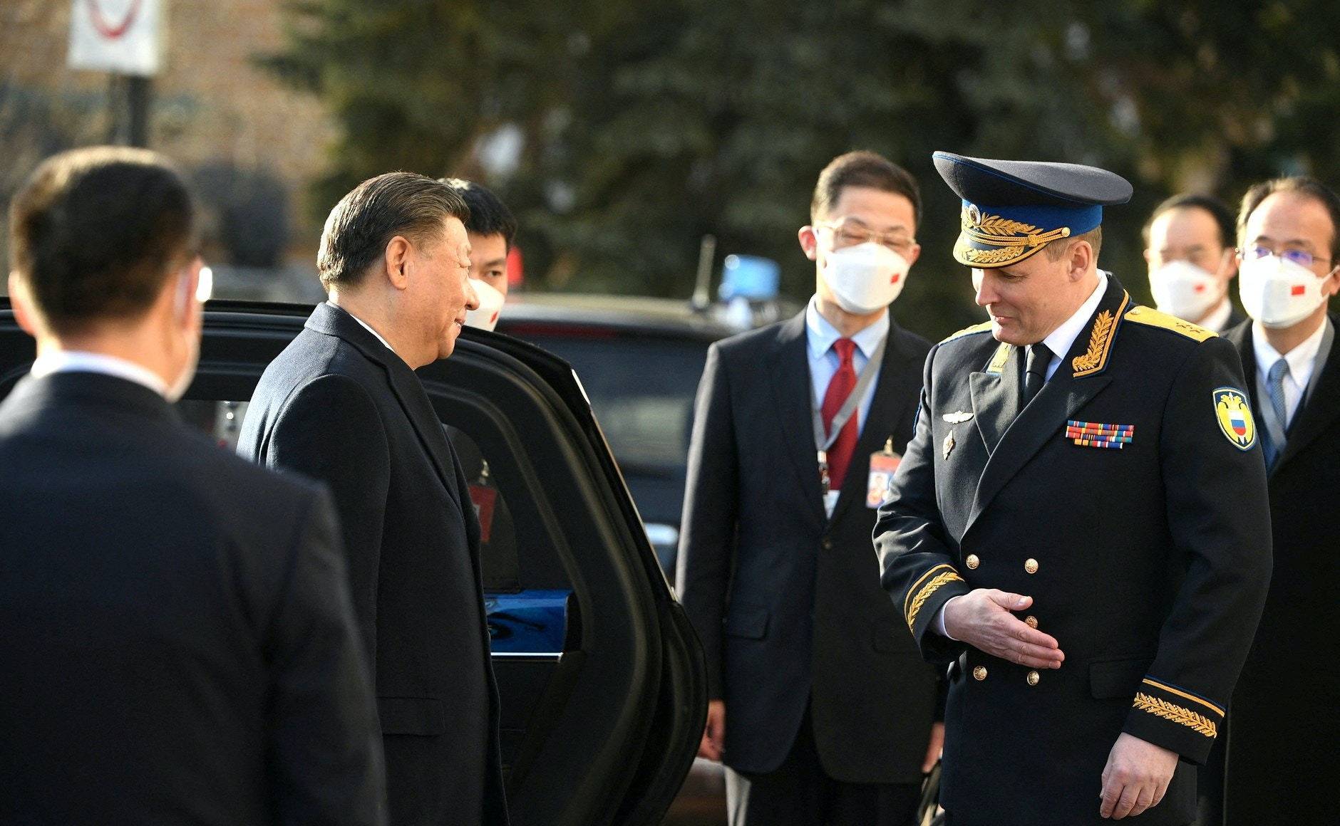 习普会：2023年3月20日，中国国家主席习近平乘车抵达位于莫斯科的克里姆林宫，准备与俄罗斯总统普京会面。 （Reuters）