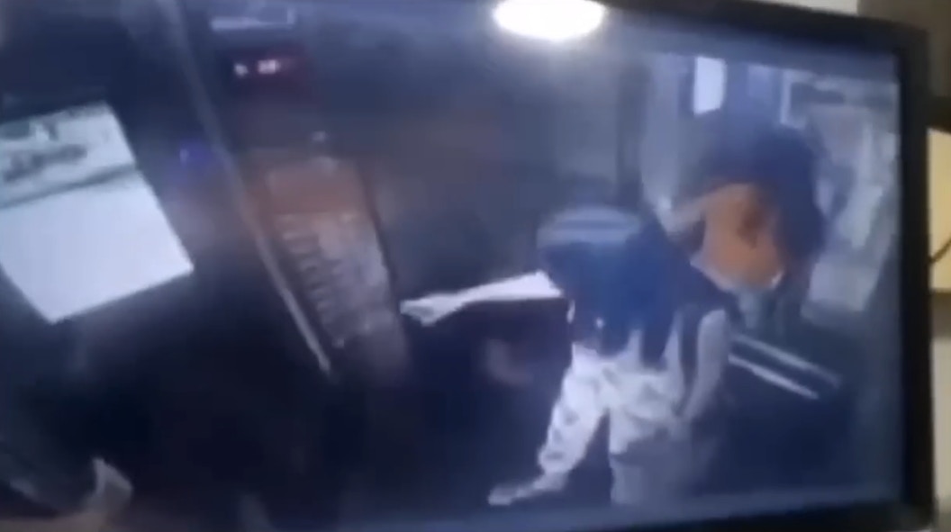 巴西一栋公寓电梯发生坠毁事件，该电梯虽然有标示最高限载8人，然而却有11名住户硬挤进去，导致原本在10楼的电梯突然坠落至地下室，造成3人受重伤，惊险画面在网路上疯传。（YouTube@UOL）