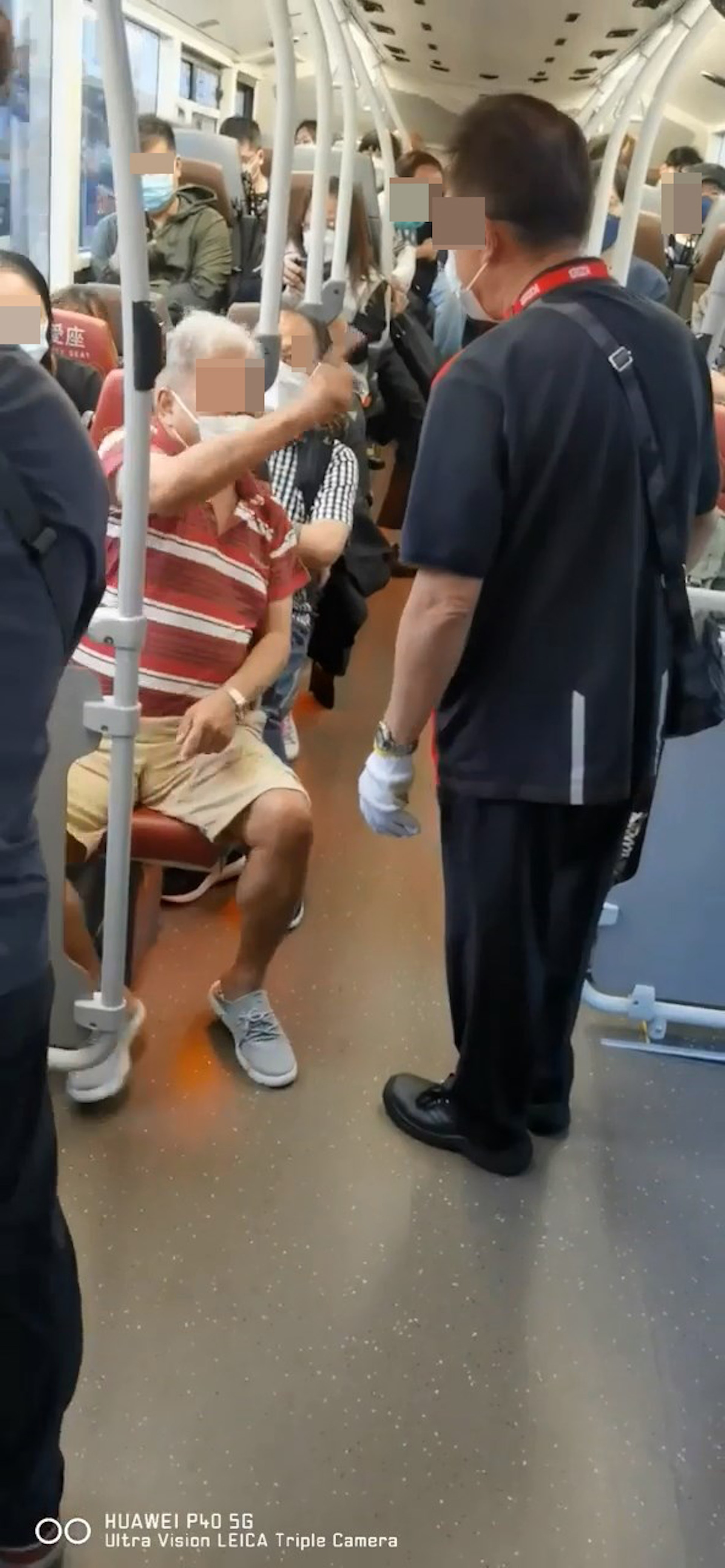 本港網絡下午廣傳一段阿叔大鬧巴士影片。(Facebook群組「屯門友」) 本港網絡下午廣傳一段阿叔大鬧巴士影片。(Facebook群組「屯門友」)