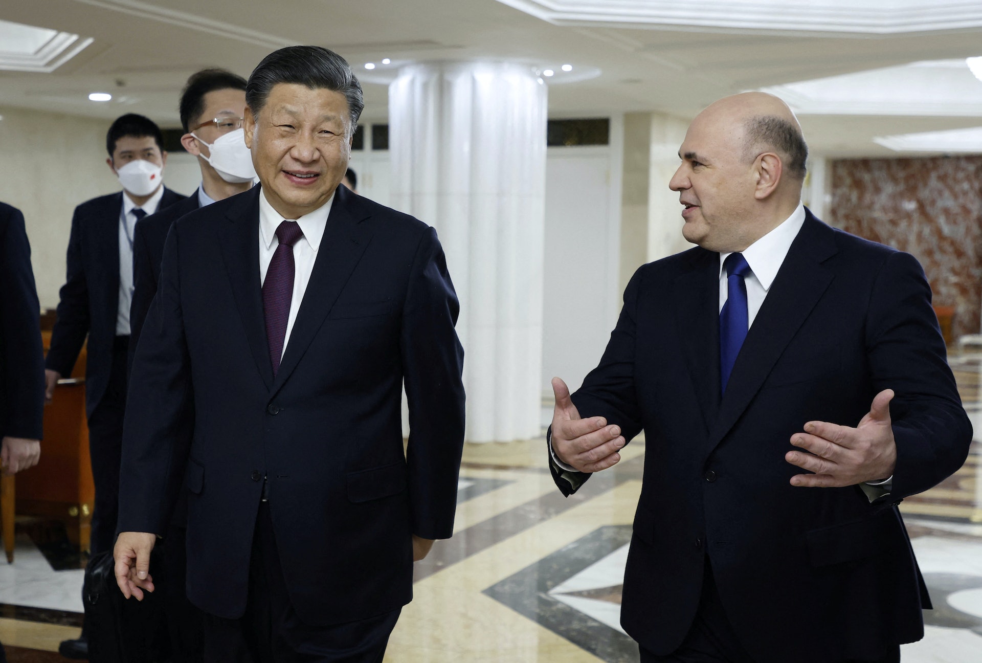 圖為2023年3月21日,俄羅斯總理米舒斯京(右)與中國國家主席習近平於莫斯科舉行的會議中交談。(Reuters)
