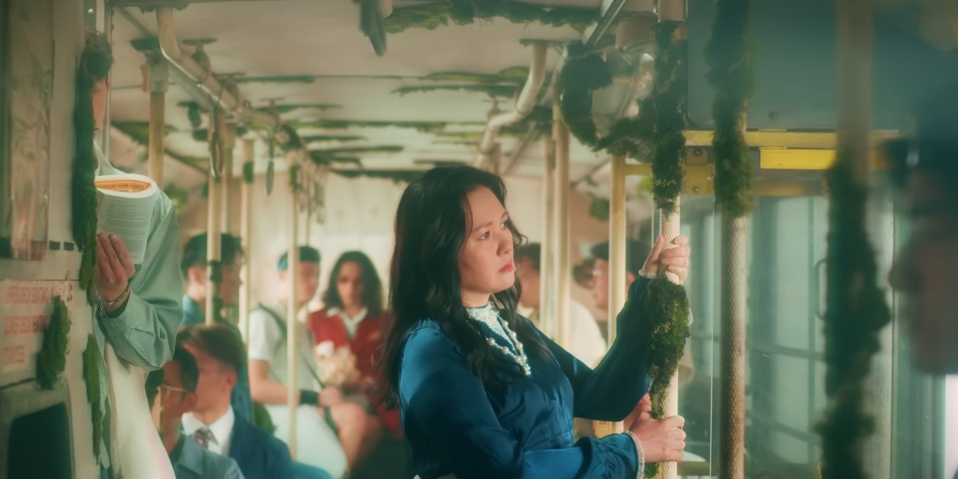 張國榮逝世20周年在即,唱片公司發布哥哥生前灌錄、塵封多年的翻唱歌曲《最愛是誰》,並拍攝MV。(《最愛是誰》MV截圖) 張國榮逝世20周年在即,唱片公司發布哥哥生前灌錄、塵封多年的翻唱歌曲《最愛是誰》,並拍攝MV。(《最愛是誰》MV截圖)