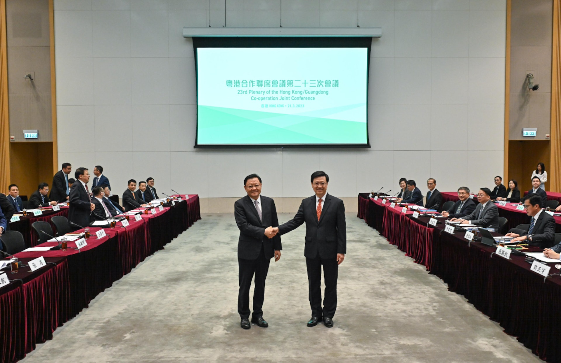 李家超(右)與廣東省省長王偉中(左)在會議前握手。(政府新聞處圖片) 李家超(右)與廣東省省長王偉中(左)在會議前握手。(政府新聞處圖片)