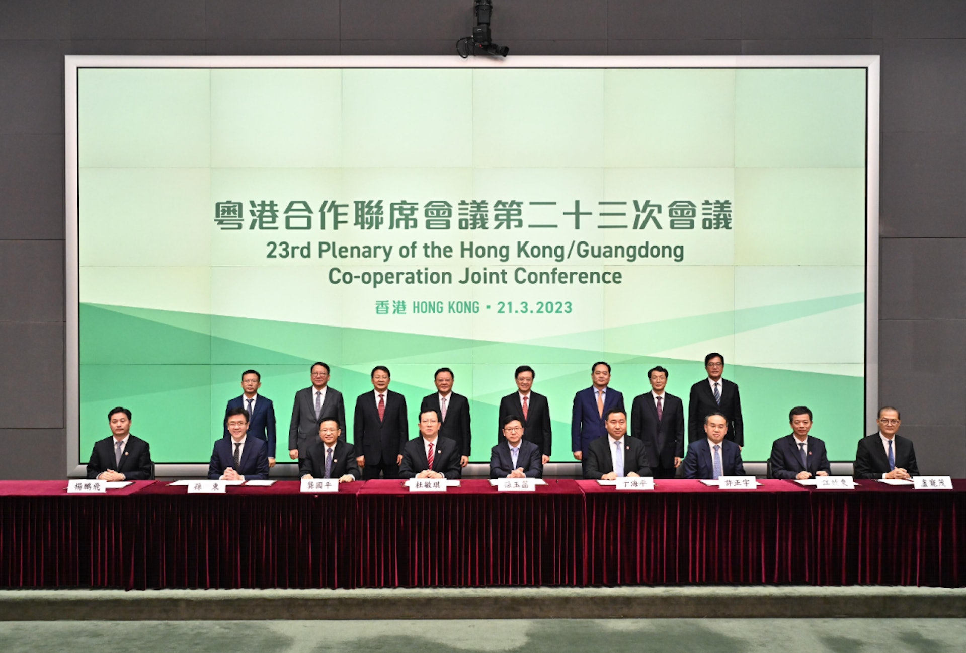 兩地政府簽署5份合作協議(政府新聞處圖片) 兩地政府簽署5份合作協議(政府新聞處圖片)
