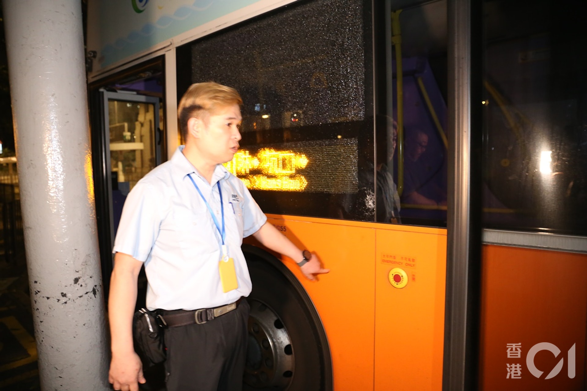 涉事巴士車長在場協助調查。(陳永武攝) 涉事巴士車長在場協助調查。(陳永武攝)