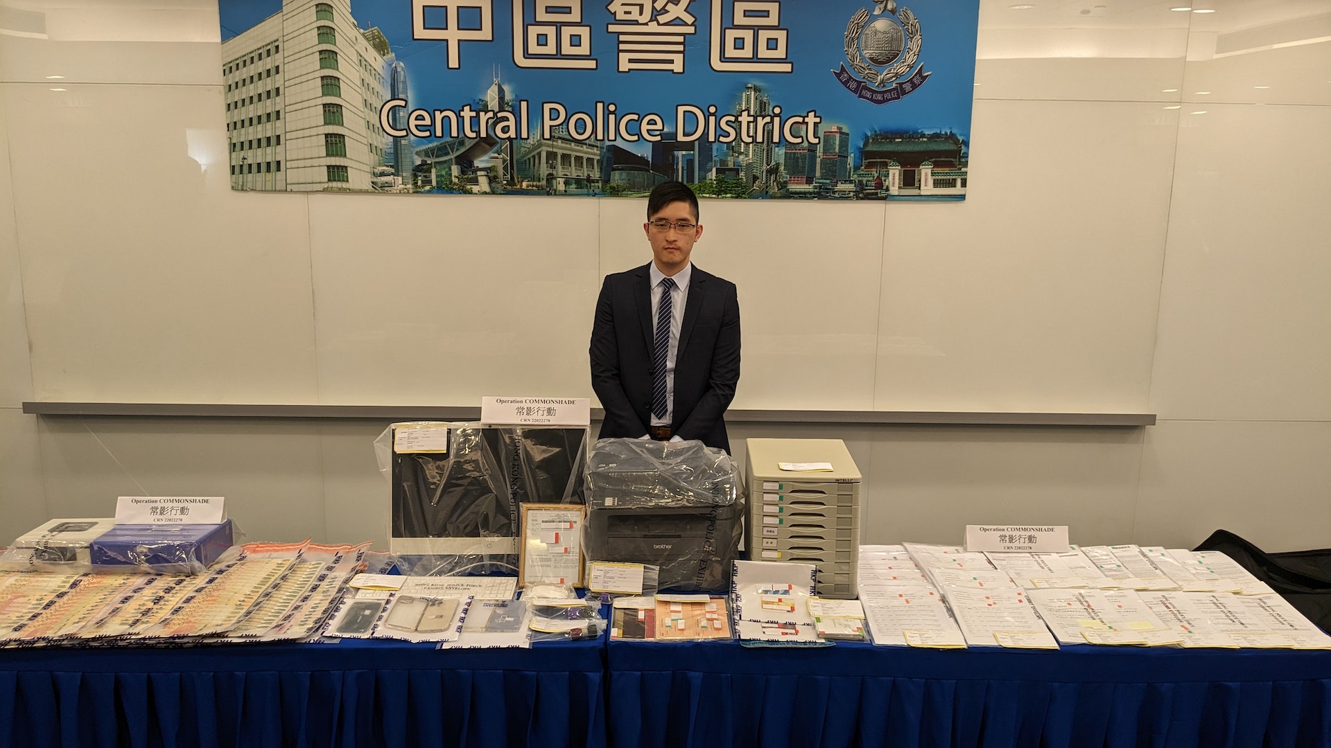 中區警區重案組第一隊督察嚴思浩指警方去年接獲強積金受托公司報案,指2021年1月至2022年4月期間,收到34個以完全喪失行為能力為由,提早取出強積金供款的申請。申請人提供看似由本地醫院發出的證明書,受托公司批出其中30個申請,安排退回630萬元供款;最高一筆退款超過100萬元。(黃偉民攝) 中區警區重案組第一隊督察嚴思浩指警方去年接獲強積金受托公司報案,指2021年1月至2022年4月期間,收到34個以完全喪失行為能力為由,提早取出強積金供款的申請。申請人提供看似由本地醫院發出的證明書,受托公司批出其中30個申請,安排退回630萬元供款;最高一筆退款超過100萬元。(黃偉民攝)