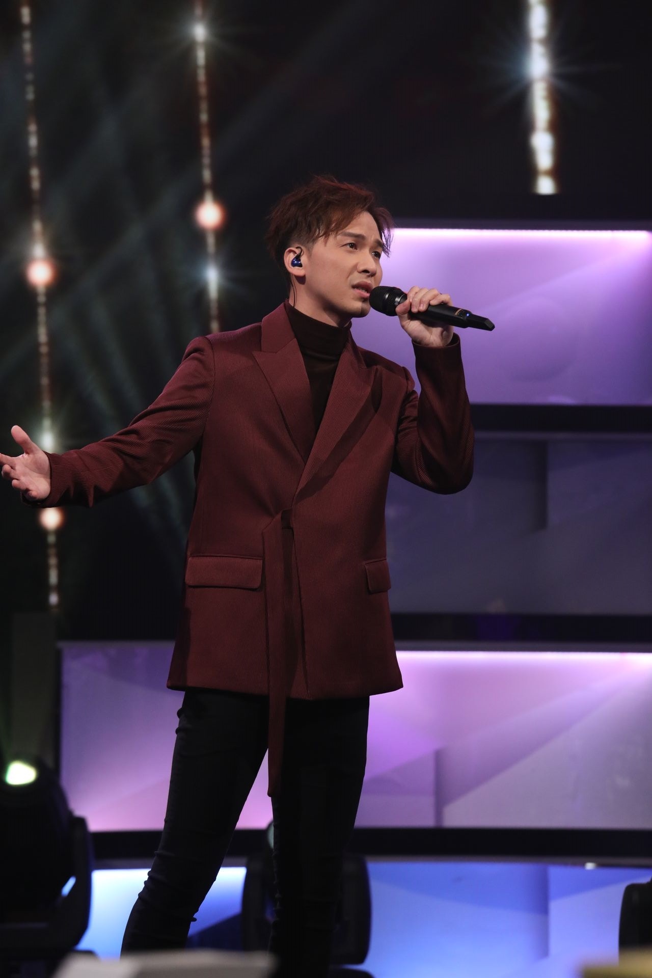 周吉佩當時有林夕同Eric Kwok幫佢造歌。