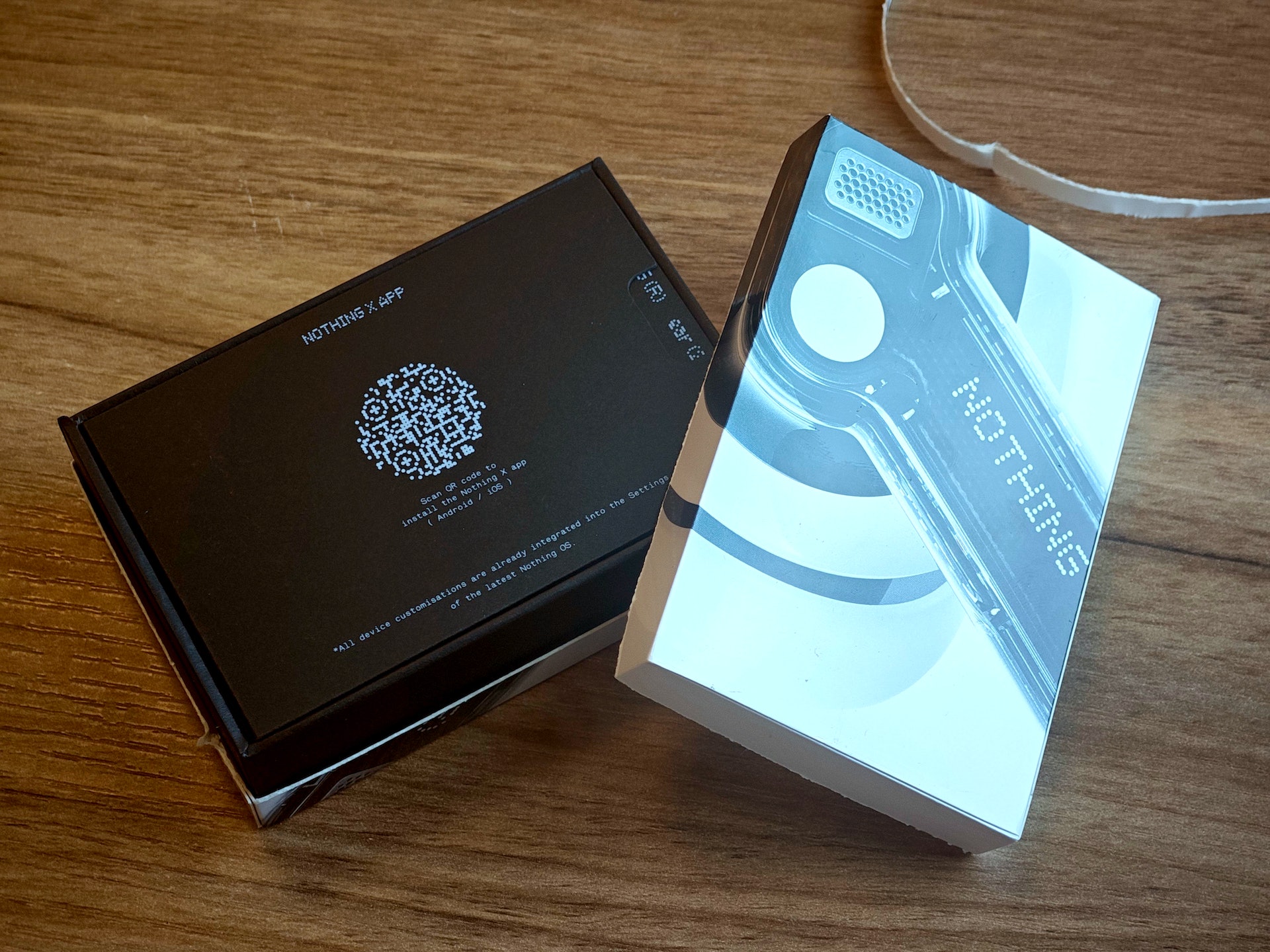 Nothing ear(2) 外包裝繼續秉承 Nothing 產品的傳統、採用糖果盒式的一次性封條,不過今次就改成在較窄的一側拉開,撕開的封條更長更過癮,同時可以保留上邊的「盒蓋」作日後繼續使用。(蔡浩騰 攝) Nothing ear(2) 外包裝繼續秉承 Nothing 產品的傳統、採用糖果盒式的一次性封條,不過今次就改成在較窄的一側拉開,撕開的封條更長更過癮,同時可以保留上邊的「盒蓋」作日後繼續使用。(蔡浩騰 攝)