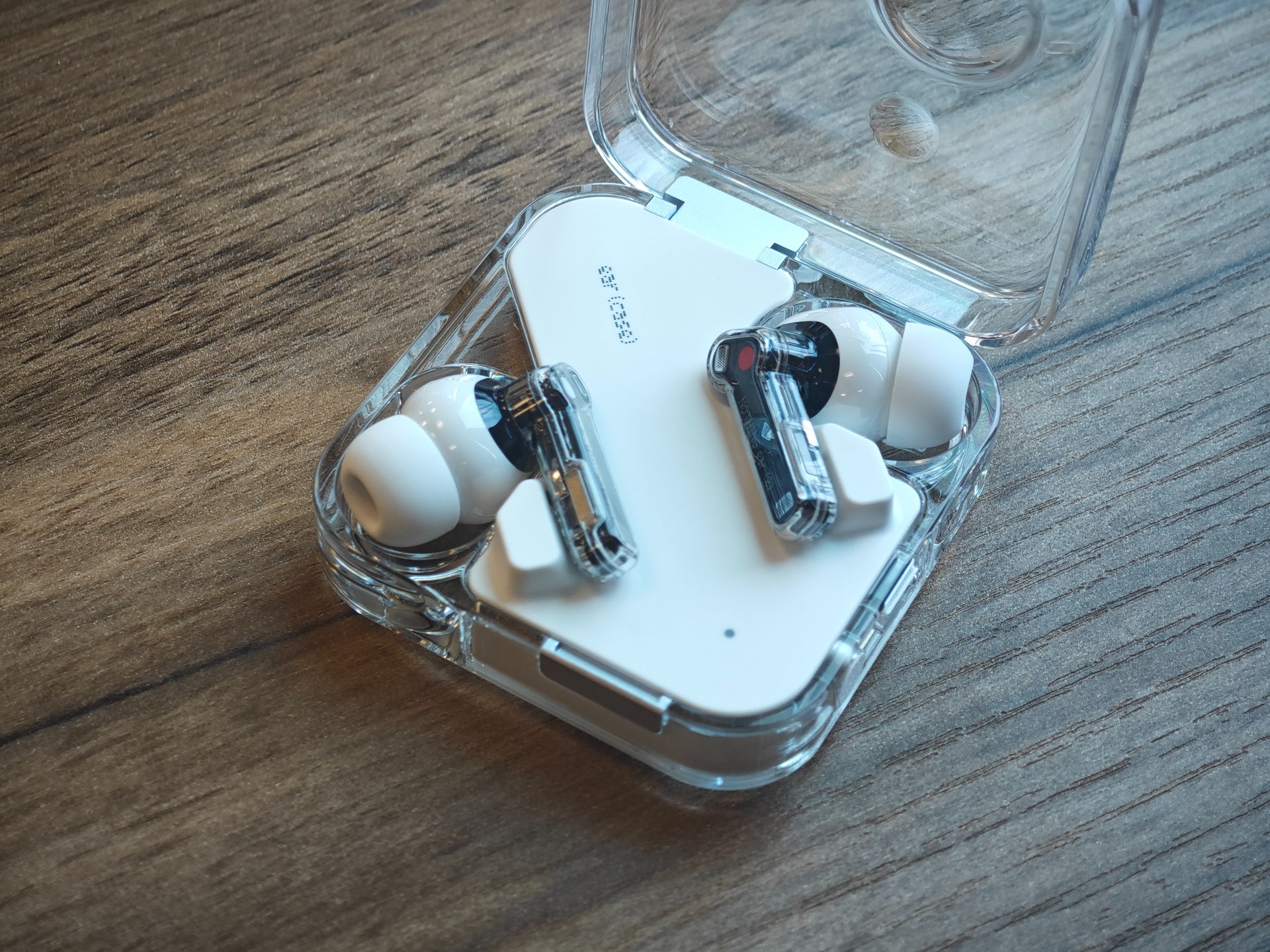 Nothing ear(2) 的充電盒驟看同樣是分別不大,但上手後會明顯發覺 ear(2) 的充電盒的線條較上代更為強,同時採用更多一體成形的零件組合 Nothing ear(2) 的充電盒驟看同樣是分別不大,但上手後會明顯發覺 ear(2) 的充電盒的線條較上代更為強,同時採用更多一體成形的零件組合