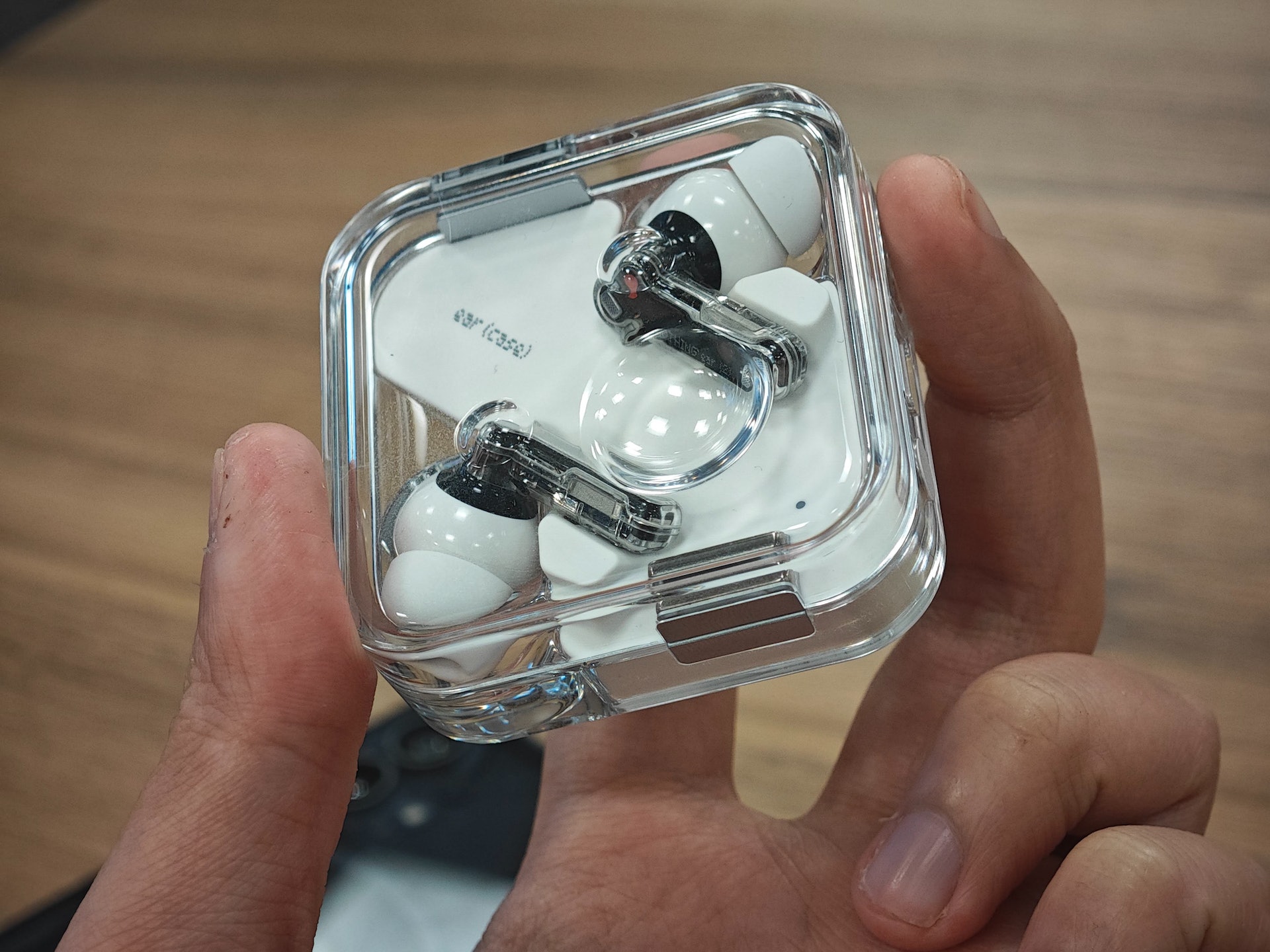 Nothing ear(2) 的充電盒驟看同樣是分別不大,但上手後會明顯發覺 ear(2) 的充電盒的線條較上代更為強,同時採用更多一體成形的零件組合 Nothing ear(2) 的充電盒驟看同樣是分別不大,但上手後會明顯發覺 ear(2) 的充電盒的線條較上代更為強,同時採用更多一體成形的零件組合