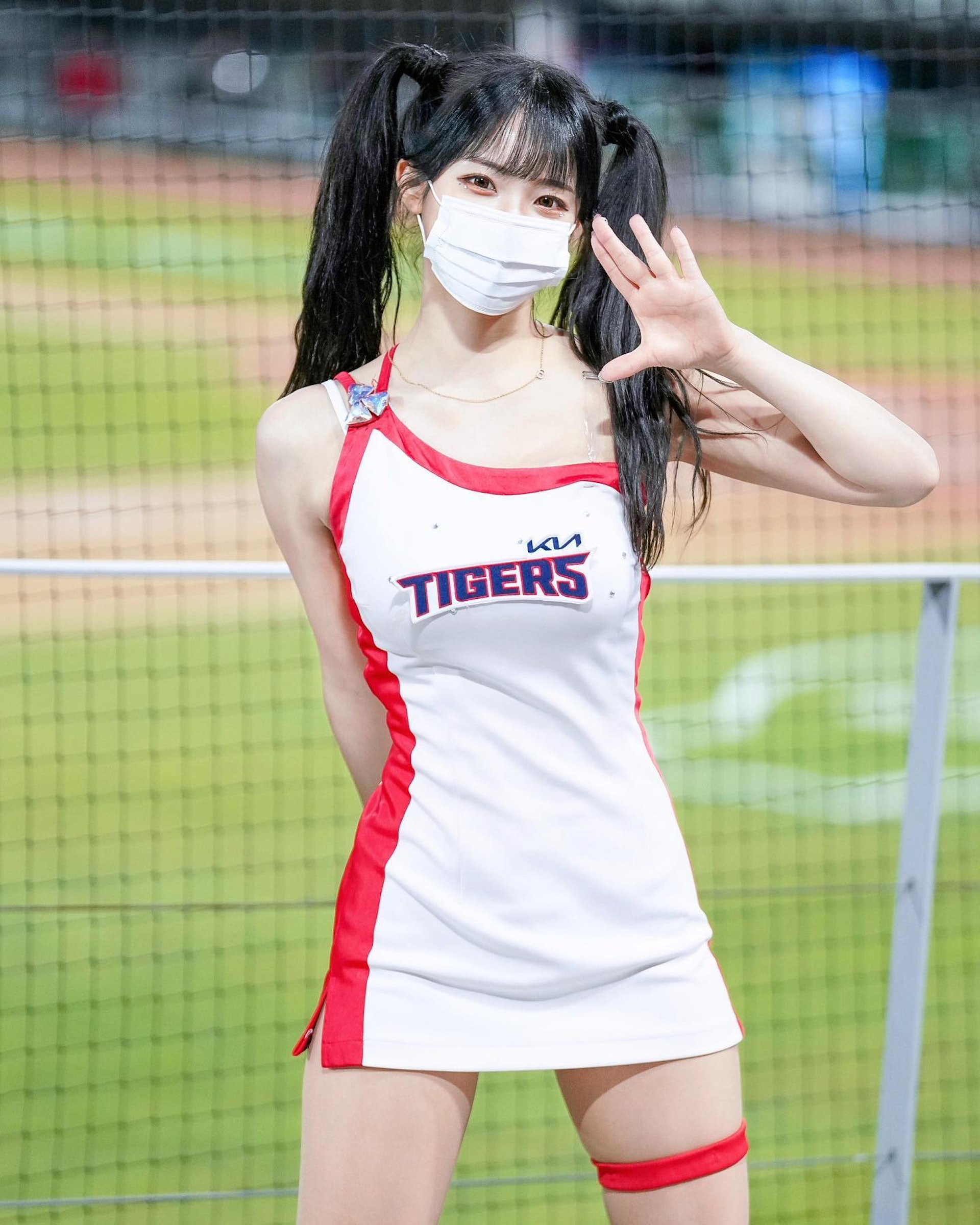樂天桃猿啦啦隊的韓籍成員李多慧在台掀起旋風,可愛臉蛋瞬間圈粉許多台灣粉絲,球迷們塞爆球場只為見她一面。(IG@le_dahye) 樂天桃猿啦啦隊的韓籍成員李多慧在台掀起旋風,可愛臉蛋瞬間圈粉許多台灣粉絲,球迷們塞爆球場只為見她一面。(IG@le_dahye)