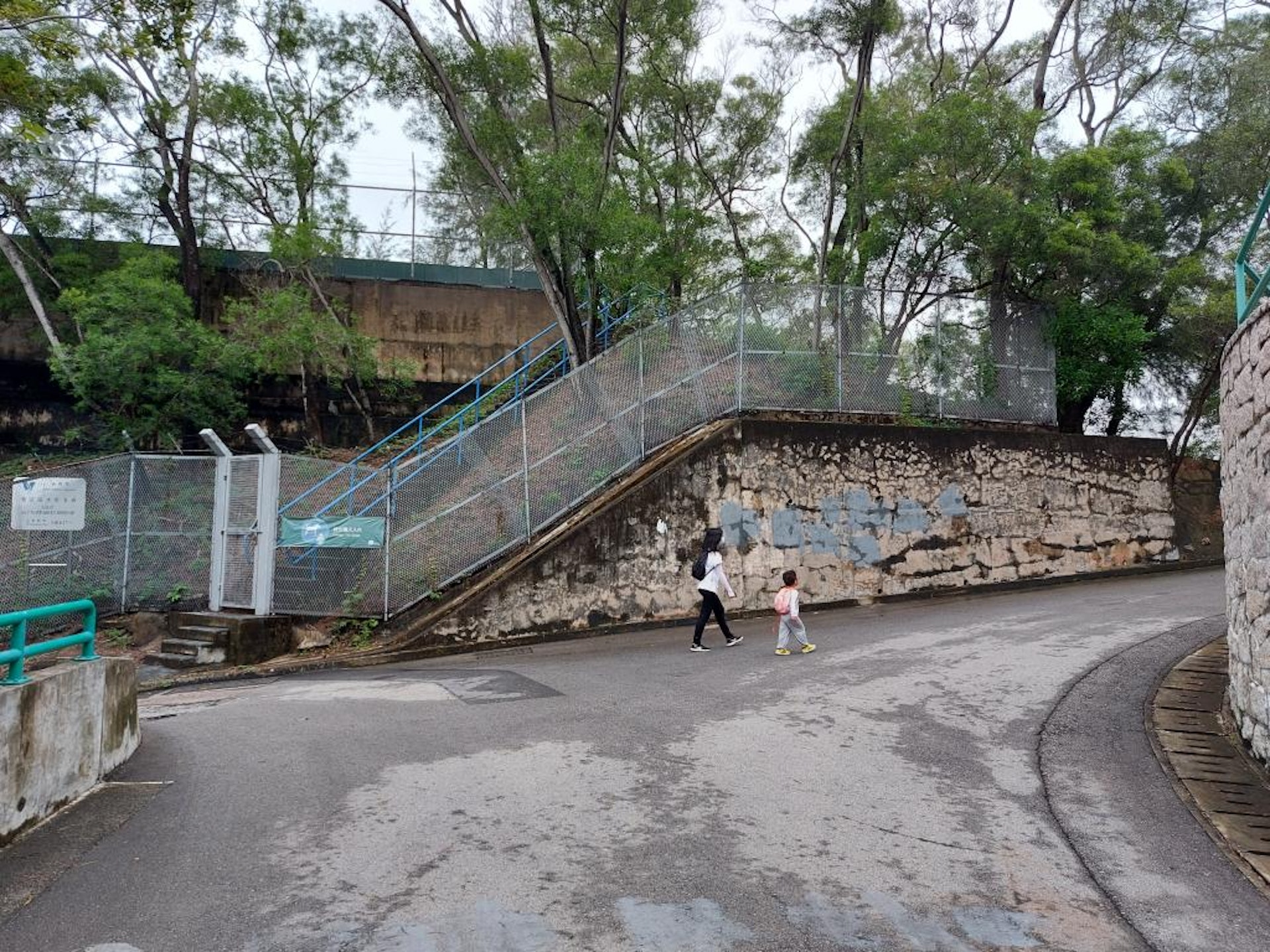 沿路必須拖實小朋友,並靠邊而行。(雞丁暟遊天下授權使用) 沿路必須拖實小朋友,並靠邊而行。(雞丁暟遊天下授權使用)