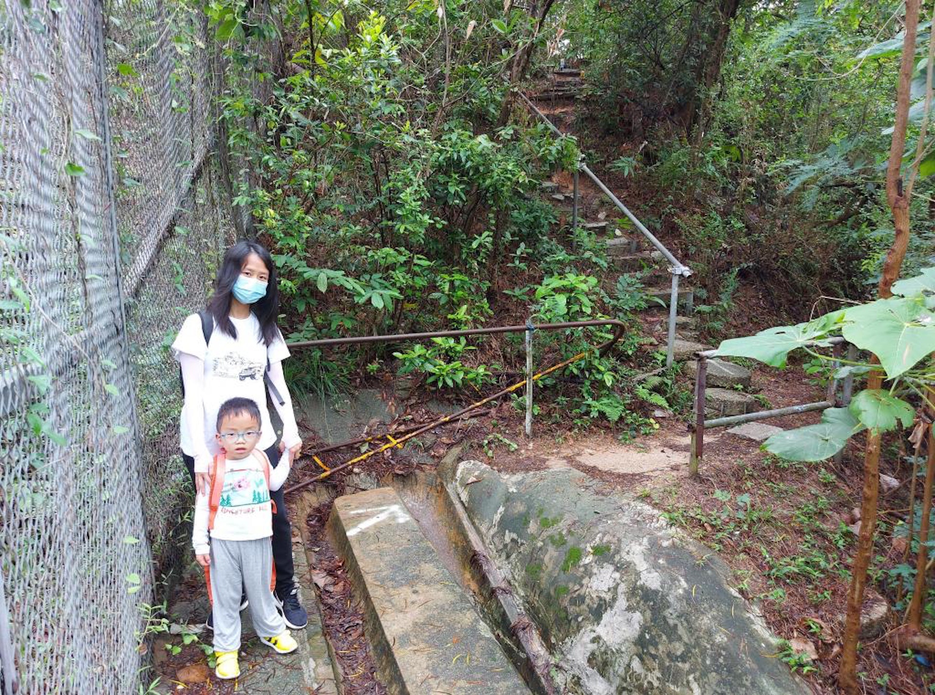沿路必須拖實小朋友,並靠邊而行。(雞丁暟遊天下授權使用) 沿路必須拖實小朋友,並靠邊而行。(雞丁暟遊天下授權使用)