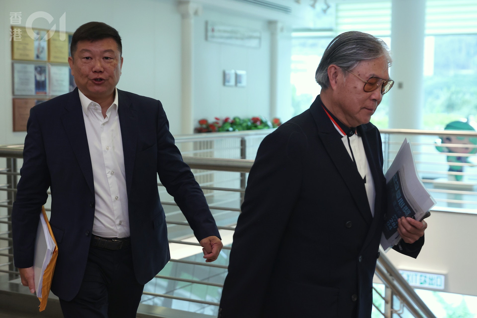 港協暨奧委會會長霍震霆(右)及義務秘書長楊祖賜(左)3月24日出席董事局會議。(張浩維攝) 港協暨奧委會會長霍震霆(右)及義務秘書長楊祖賜(左)3月24日出席董事局會議。(張浩維攝)