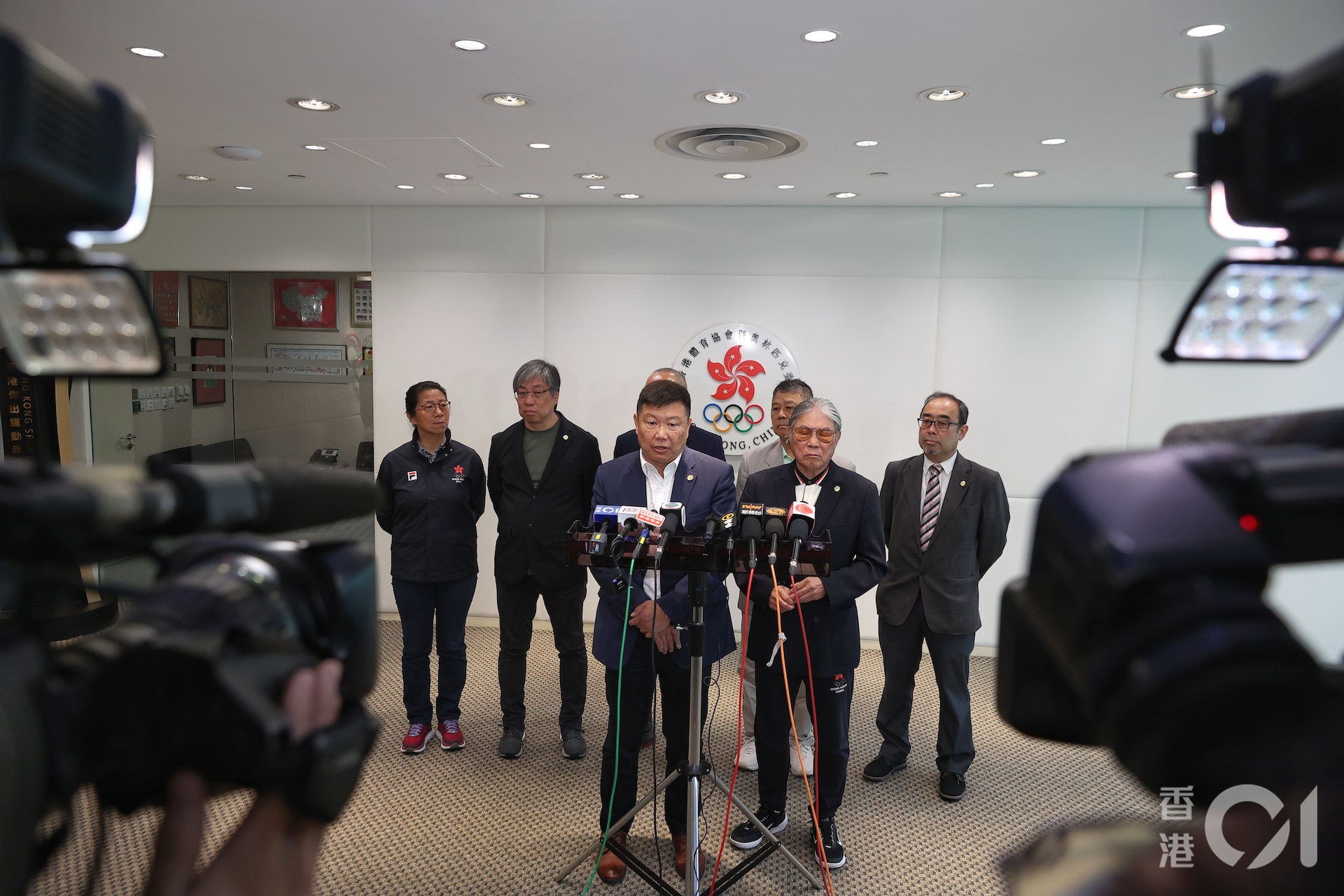 港協暨奧委會3月24舉行董事局會議,會長霍震霆(前右)會後批評冰協有不足,管理層責無旁貸,需要提升管理水平。(張浩維攝) 港協暨奧委會3月24舉行董事局會議,會長霍震霆(前右)會後批評冰協有不足,管理層責無旁貸,需要提升管理水平。(張浩維攝)