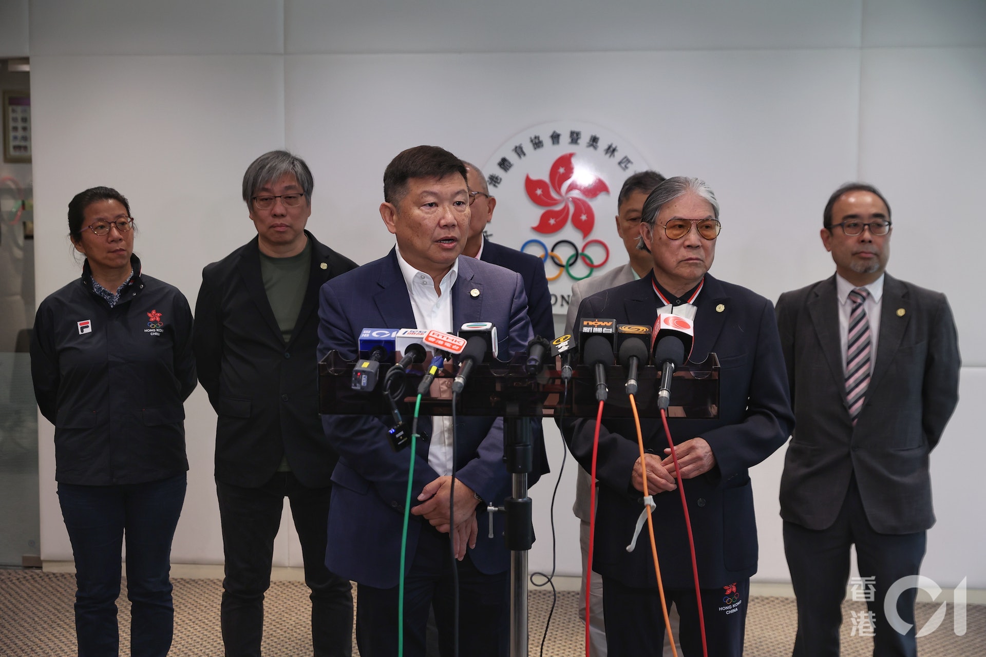 港協暨奧委會3月24舉行董事局會議,會長霍震霆(前右)會後批評冰協有不足,管理層責無旁貸,需要提升管理水平。(張浩維攝) 港協暨奧委會3月24舉行董事局會議,會長霍震霆(前右)會後批評冰協有不足,管理層責無旁貸,需要提升管理水平。(張浩維攝)