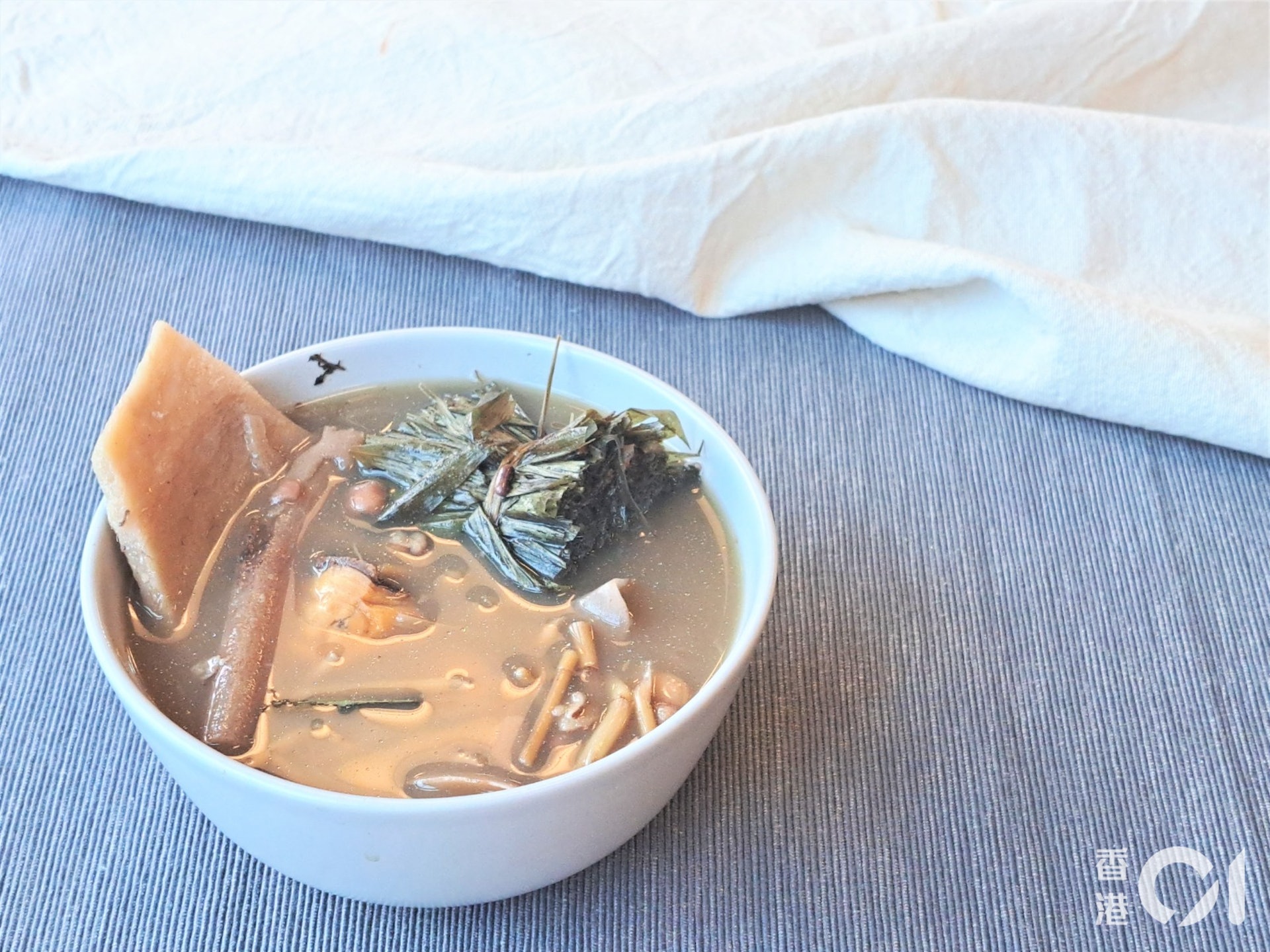 粉葛土茯苓去濕湯有助改善口氣重、皮膚搔癢、大便爛、眼膠多...等。 粉葛土茯苓去濕湯有助改善口氣重、皮膚搔癢、大便爛、眼膠多...等。