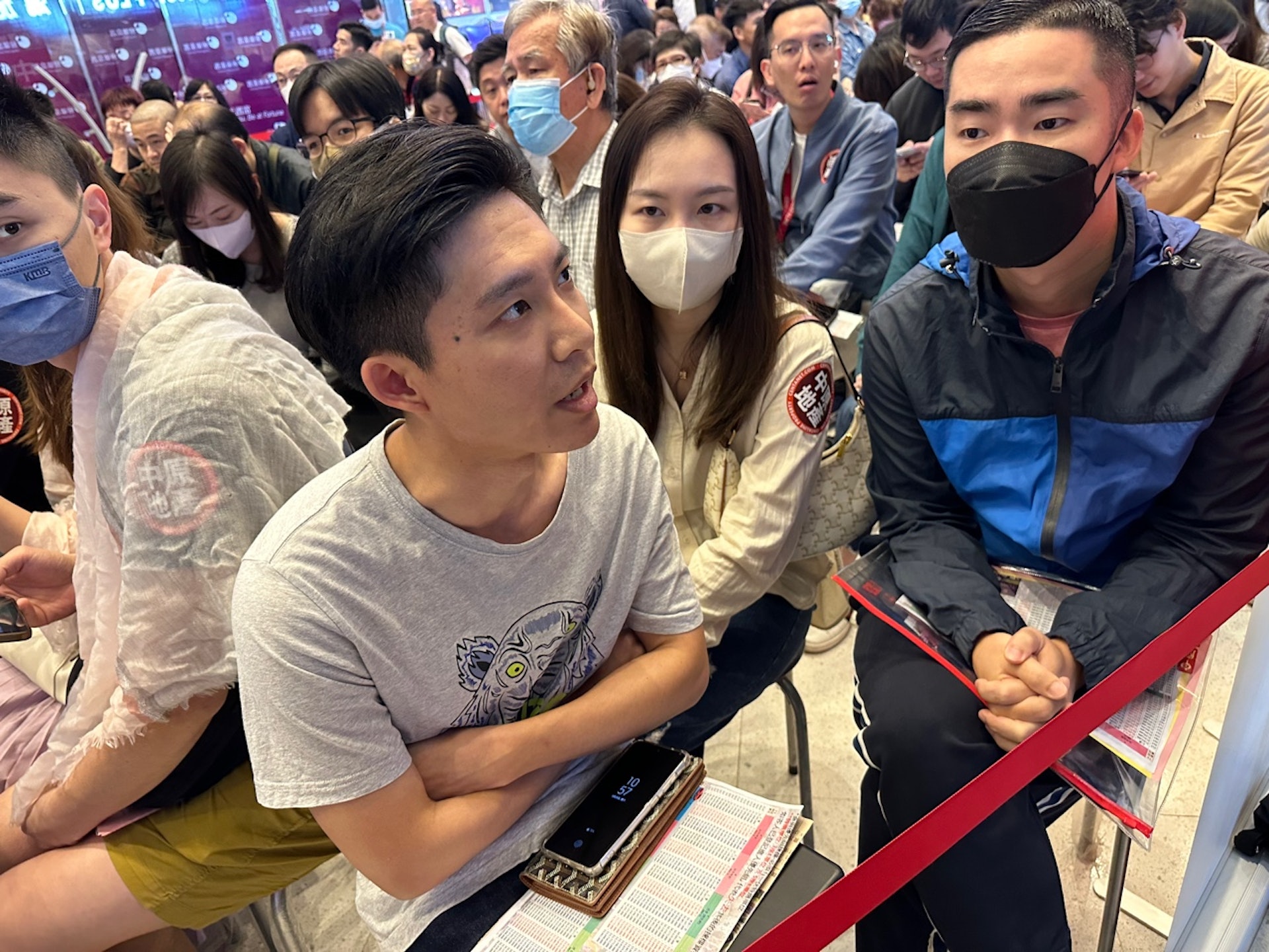 準買家黃先生指,「加息對自己冇影響,本身有閒錢就買」。﹙柳英傑攝﹚ 準買家黃先生指,「加息對自己冇影響,本身有閒錢就買」。﹙柳英傑攝﹚