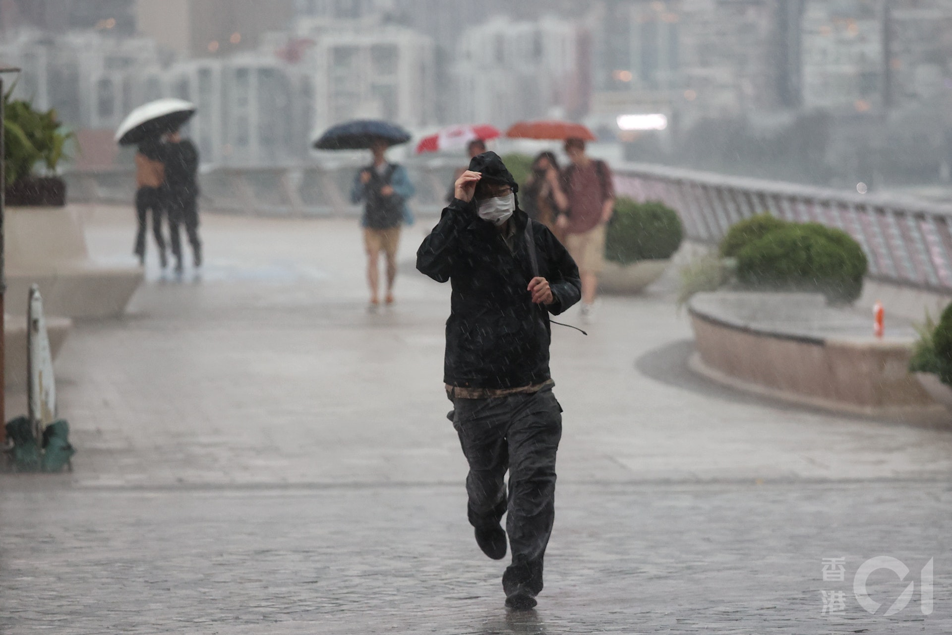 天文台在3月25日中午發出今年首個黃色暴雨警告,大雨隨即如倒水般落下,沒有帶雨傘的市民,顯得十分狼狽。(張浩維攝) 天文台在3月25日中午發出今年首個黃色暴雨警告,大雨隨即如倒水般落下,沒有帶雨傘的市民,顯得十分狼狽。(張浩維攝)