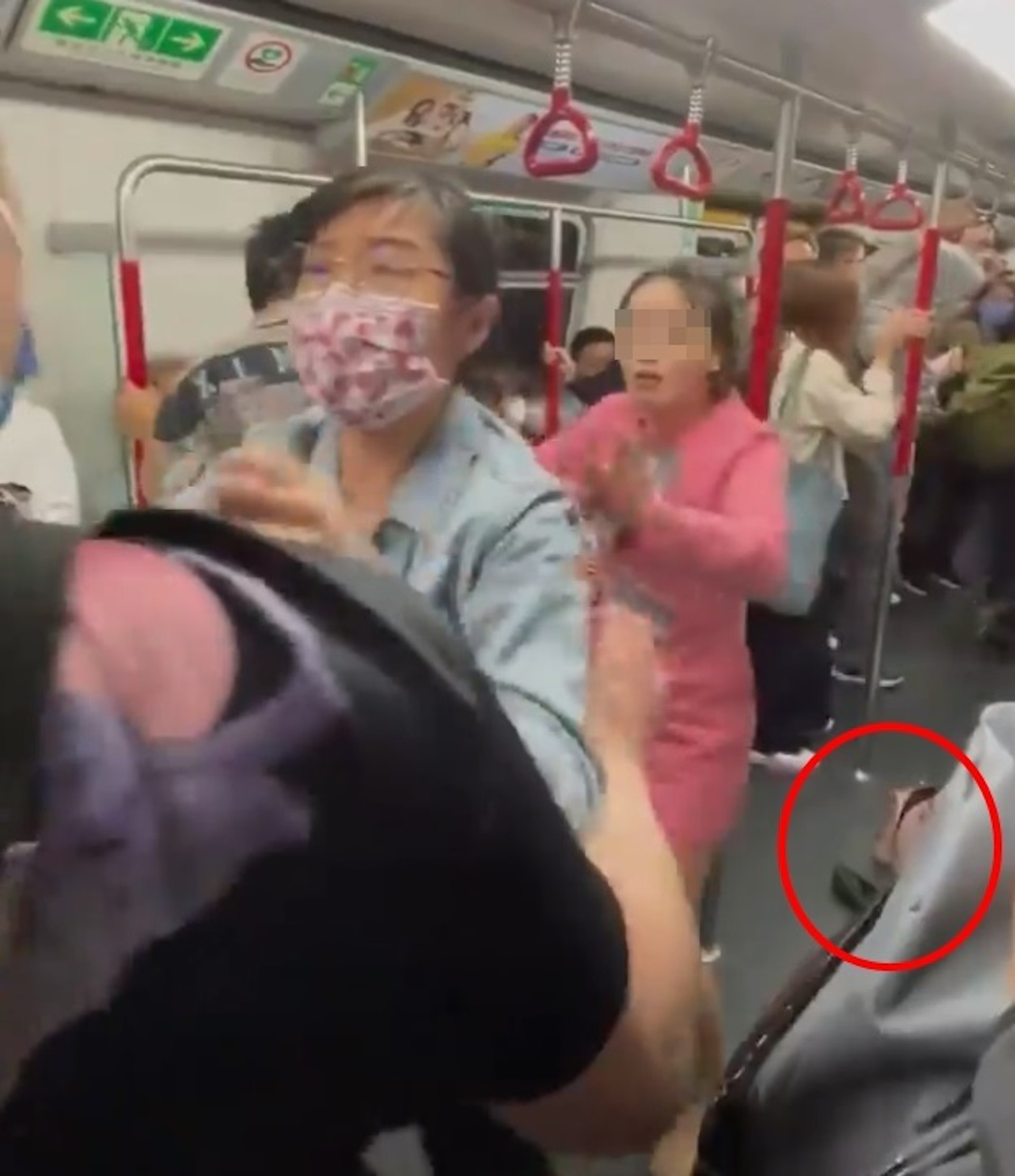 粉紅裙女子赤腳,其手袋及一隻平底鞋被棄在地上。(Imfong Chan上傳至香港突發事故報料區及討論區) 粉紅裙女子赤腳,其手袋及一隻平底鞋被棄在地上。(Imfong Chan上傳至香港突發事故報料區及討論區)