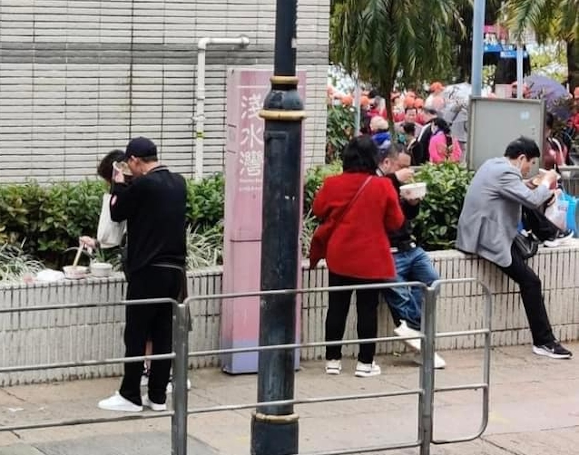網民上傳兩張疑似內地團團員在淺水灣公廁外吃杯麵的照片。(fb香港茶餐廳及美食關注組) 網民上傳兩張疑似內地團團員在淺水灣公廁外吃杯麵的照片。(fb香港茶餐廳及美食關注組)