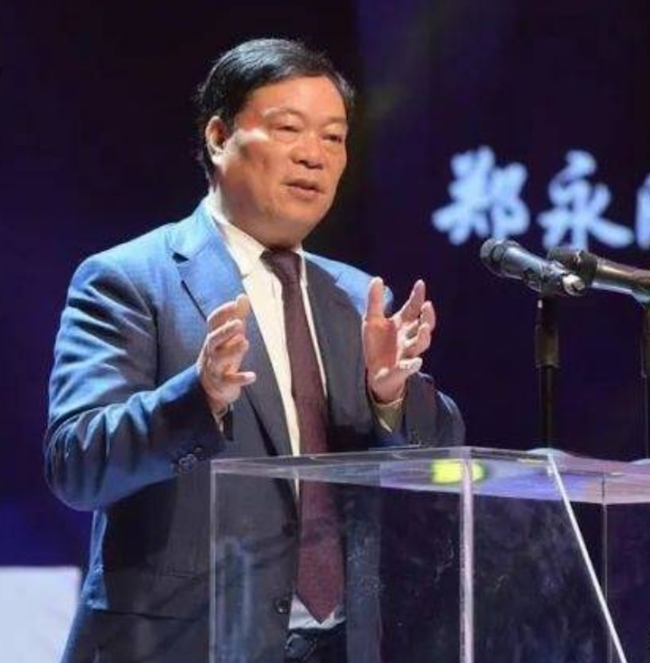 生於1958年的鄭永剛是大陸第一批傳奇企業家,他從服裝起家,到轉型鋰電材料,近兩年布局偏光片,鄭永剛率領杉杉集團成為鋰電負極材料和偏光片領域的「雙料龍頭」。(搜狐號@代軍哥哥) 生於1958年的鄭永剛是大陸第一批傳奇企業家,他從服裝起家,到轉型鋰電材料,近兩年布局偏光片,鄭永剛率領杉杉集團成為鋰電負極材料和偏光片領域的「雙料龍頭」。(搜狐號@代軍哥哥)