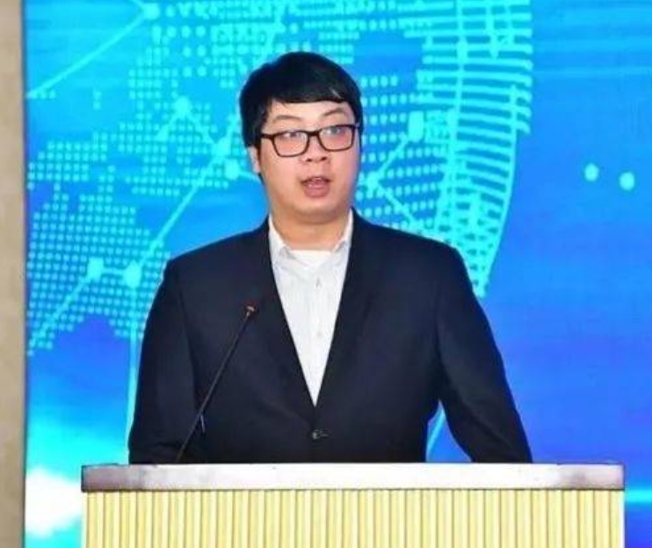 據杉杉通官方微信號的消息,在追思悼念儀式上,其子鄭駒代表親屬致答謝辭,鄭駒表示,他將接過父親的旗幟,沿著父親指明的方向,與全體杉杉同仁一起,把杉杉建設成為受人尊敬的全球化高科技企業,回報社會的關心和支持。(搜狐號@代軍哥哥) 據杉杉通官方微信號的消息,在追思悼念儀式上,其子鄭駒代表親屬致答謝辭,鄭駒表示,他將接過父親的旗幟,沿著父親指明的方向,與全體杉杉同仁一起,把杉杉建設成為受人尊敬的全球化高科技企業,回報社會的關心和支持。(搜狐號@代軍哥哥)