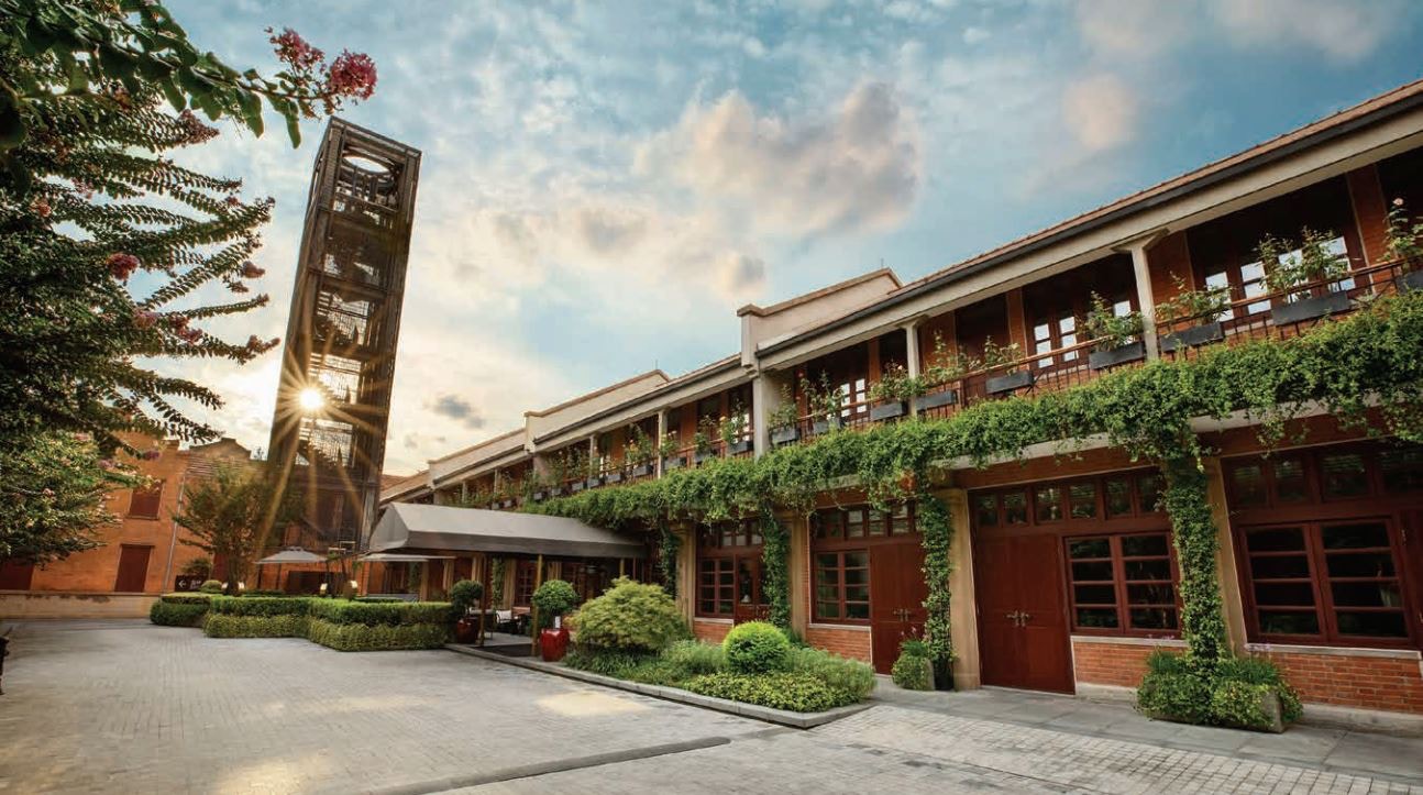 建業里嘉佩樂（Capella Shanghai, Jian Ye Li）是魔都唯一的全別墅酒店，住在1930年的獨棟石庫門裏，是與高樓大廈截然不同的老上海生活的悠閒。（上海建業里嘉佩樂酒店官網）
